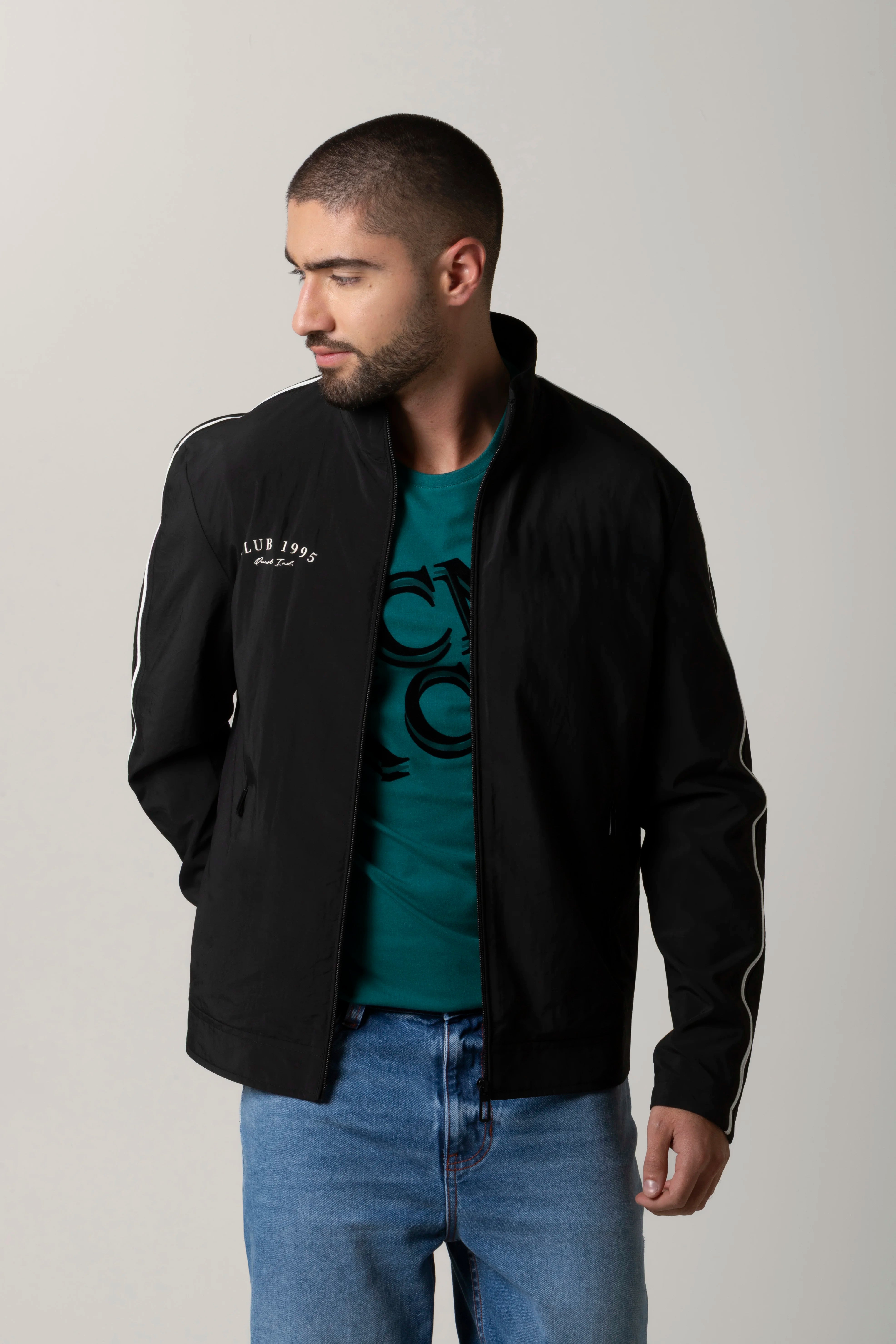 CHAQUETA ROMPEVIENTOS COLOR NEGRO