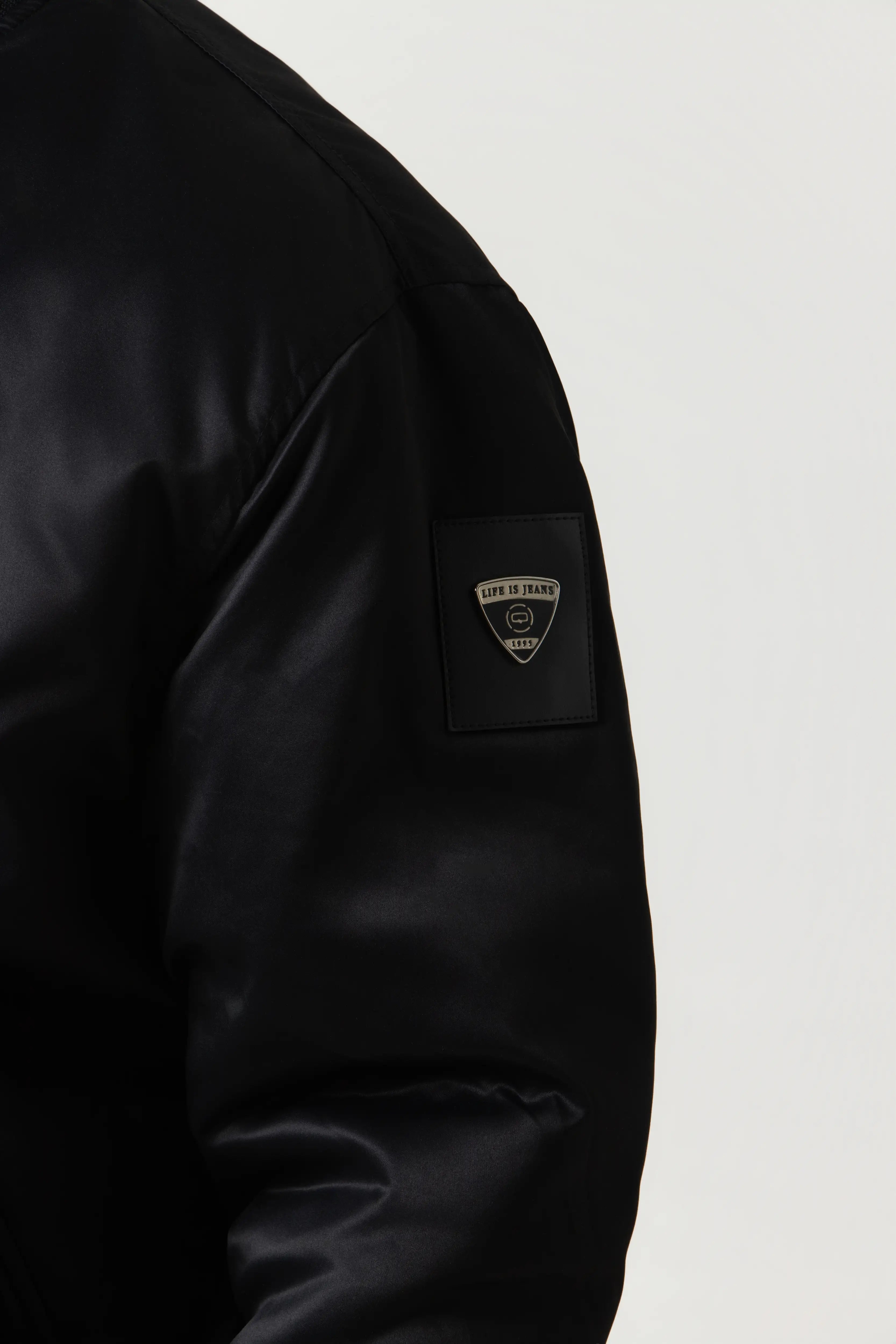 CHAQUETA BOMBER COLOR NEGRO