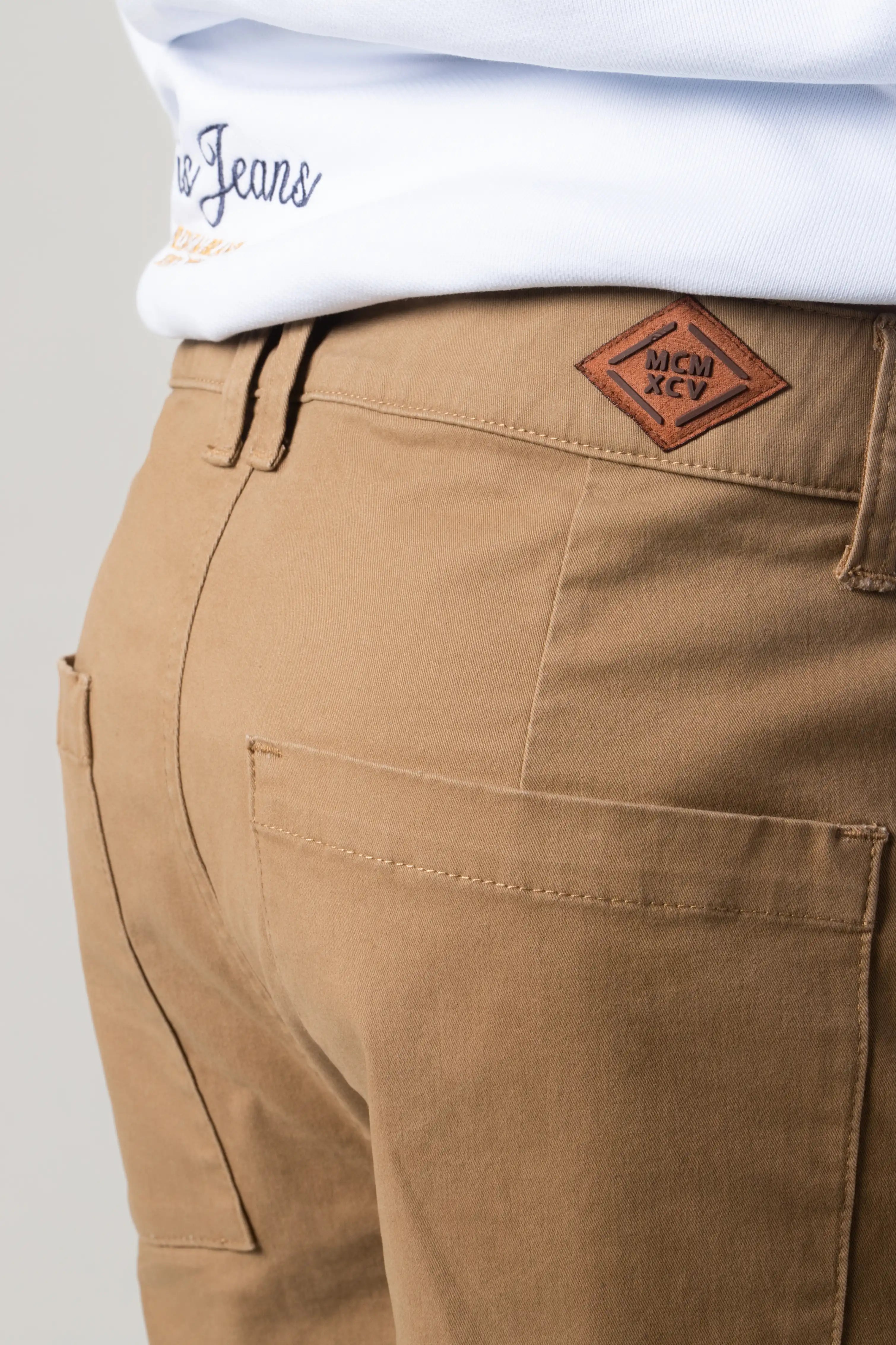 BERMUDA TIPO CHINO COLOR KAKI