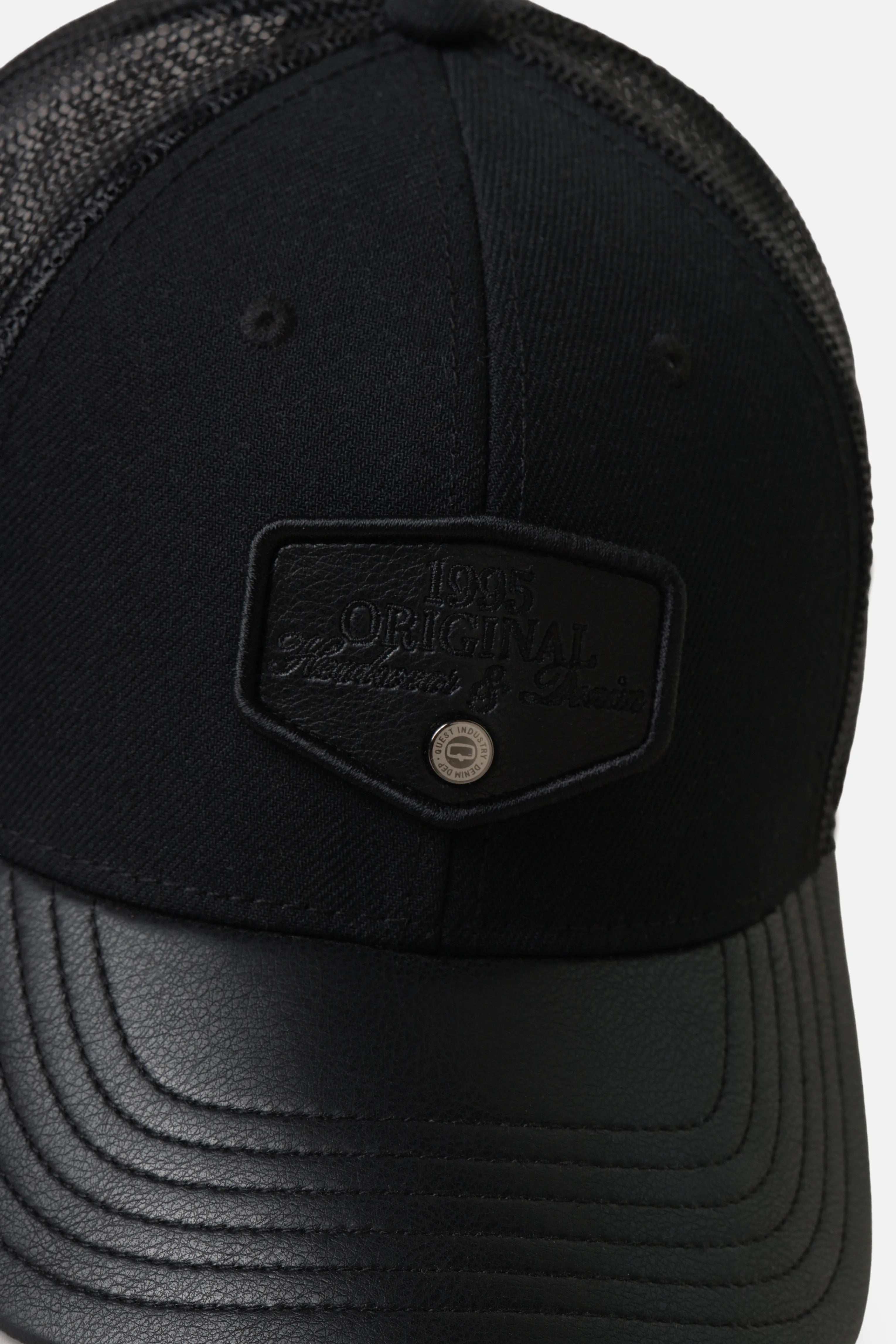 GORRA CAMIONERA COLOR NEGRO