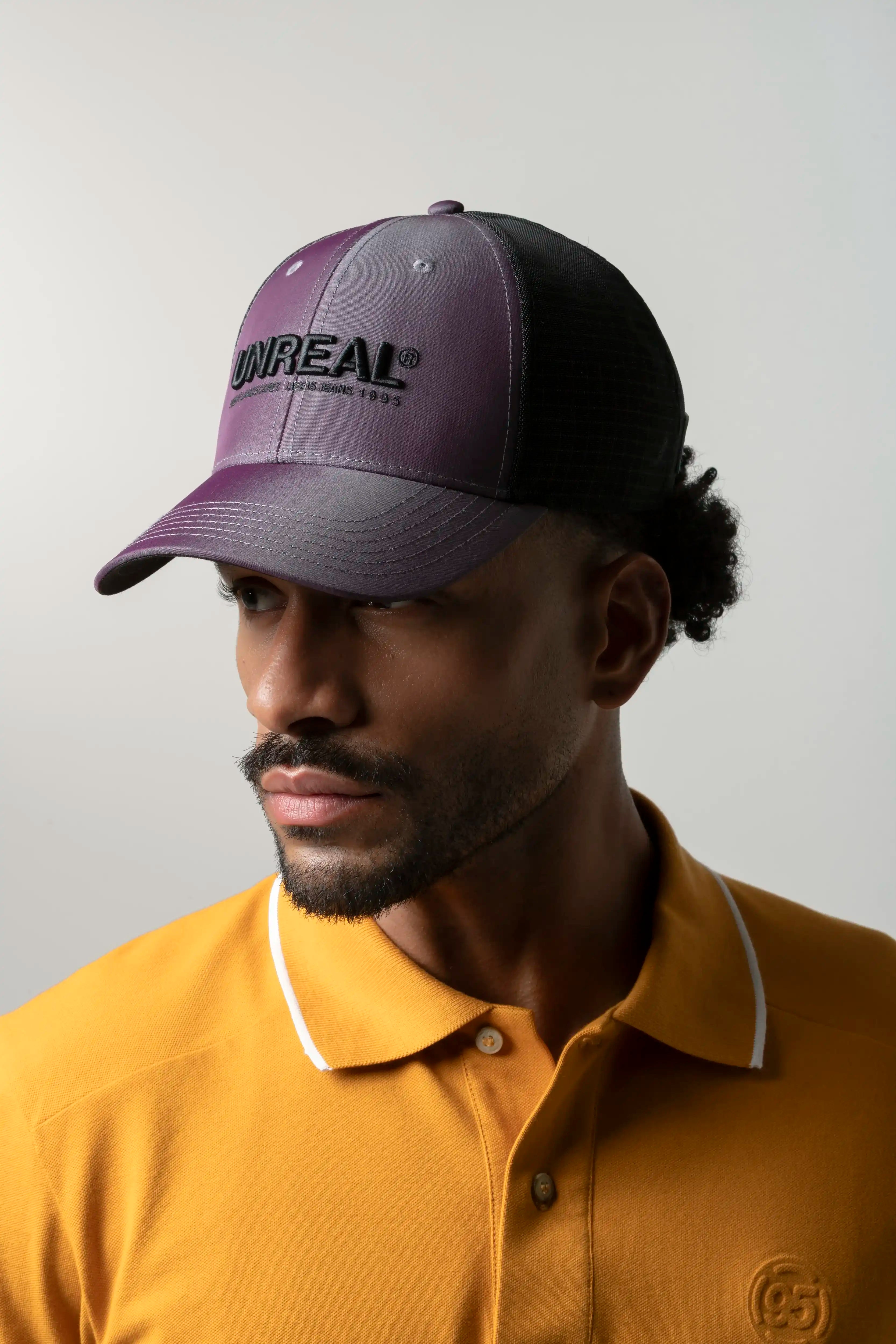 GORRA CAMIONERA COLOR GRIS PURPURA