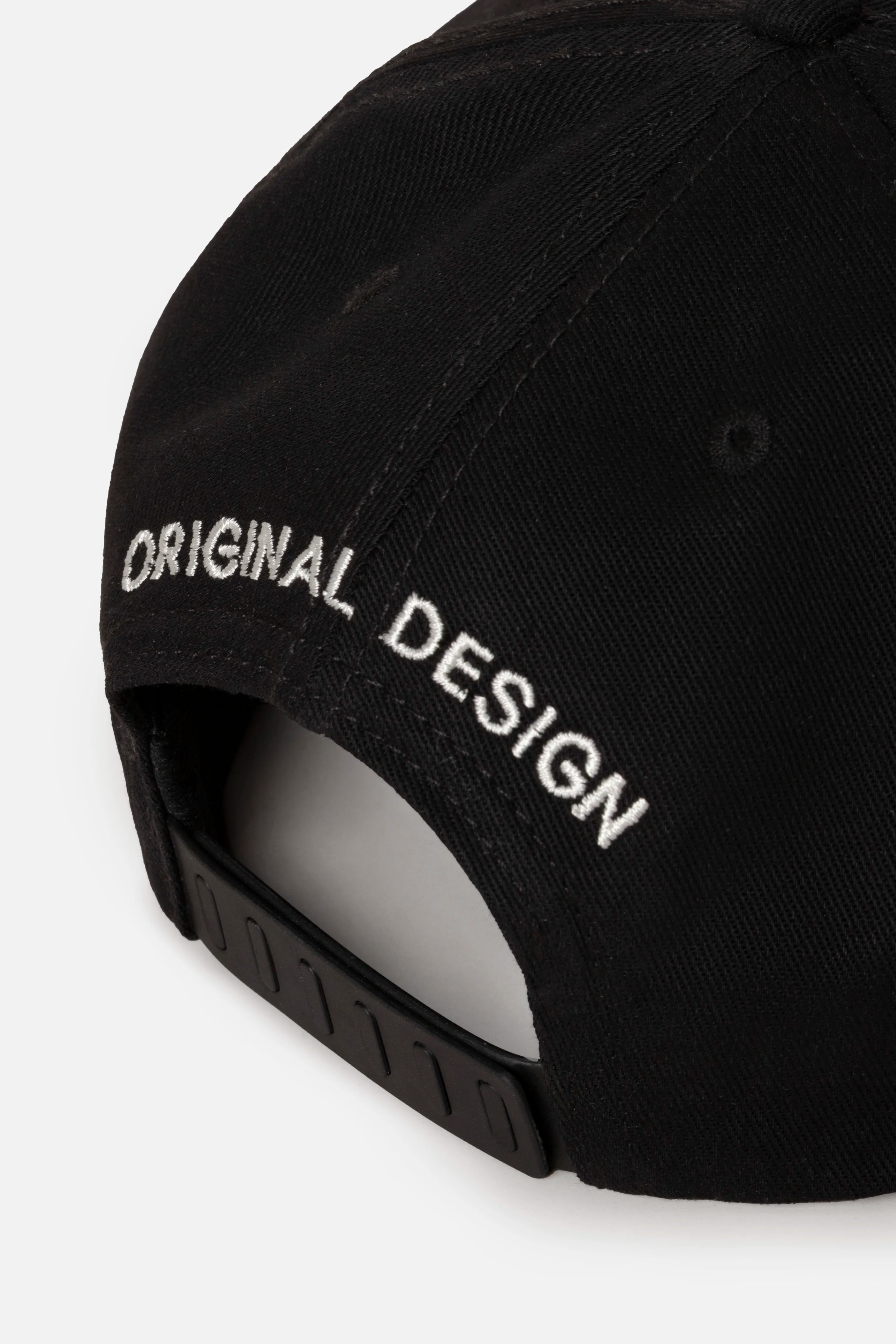 GORRA BEISBOLERA EN BLOQUES DE COLOR NEGRO CON BORDADO MARCA QUEST X JUAN FERNANDO QUINTERO