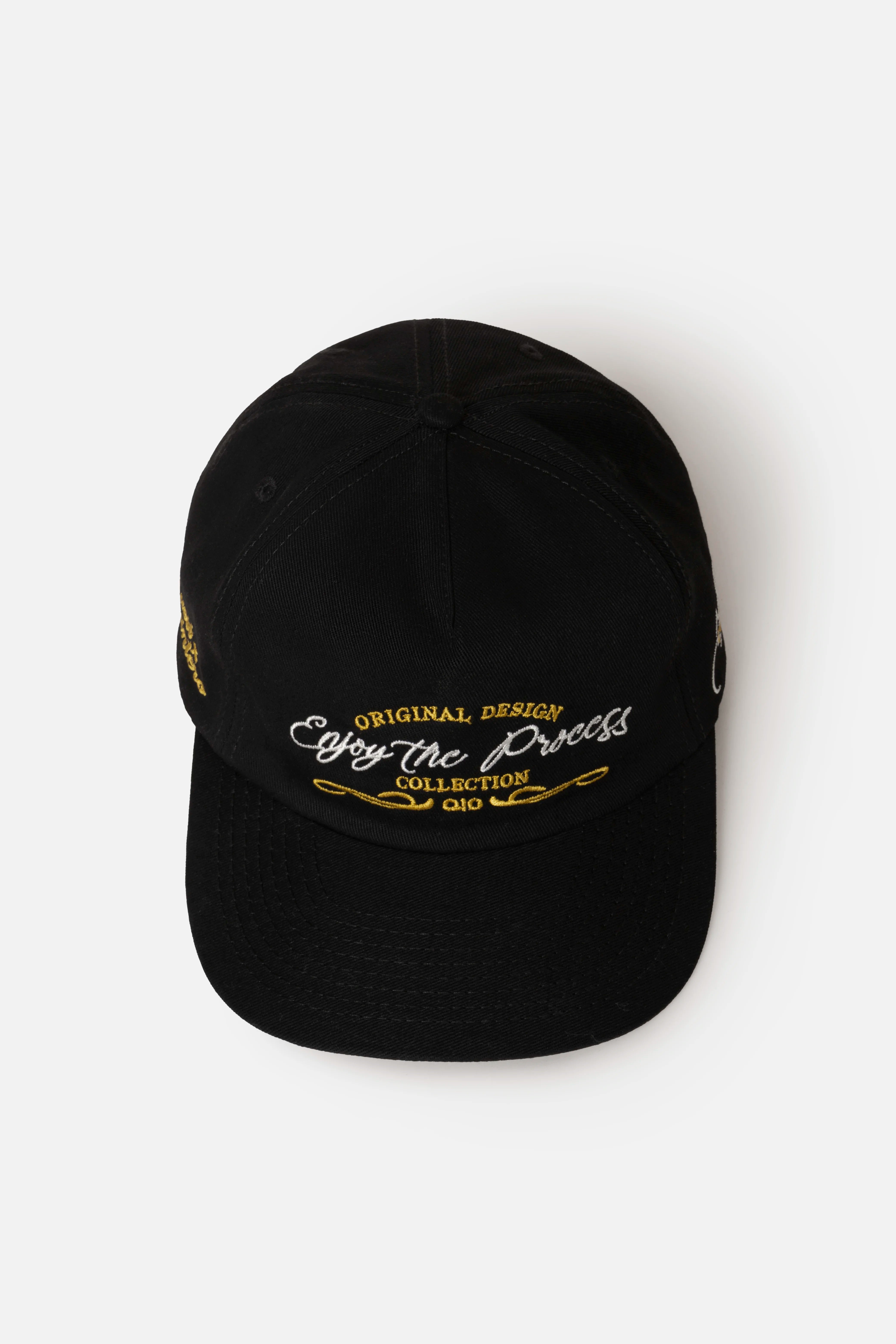 GORRA BEISBOLERA EN BLOQUES DE COLOR NEGRO CON BORDADO MARCA QUEST X JUAN FERNANDO QUINTERO