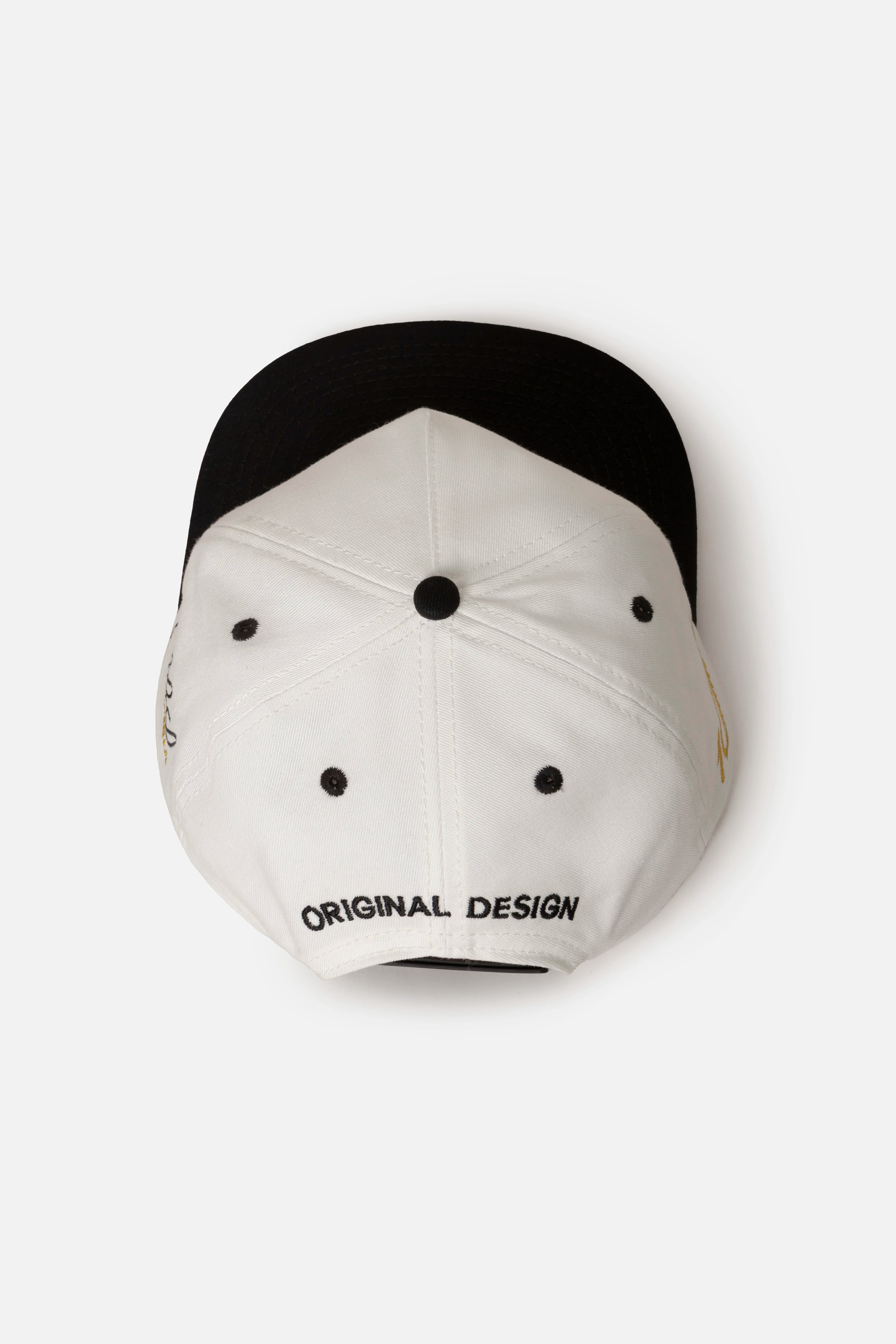 GORRA BEISBOLERA EN BLOQUES DE COLOR BEIGE CON BORDADO MARCA QUEST X JUAN FERNANDO QUINTERO