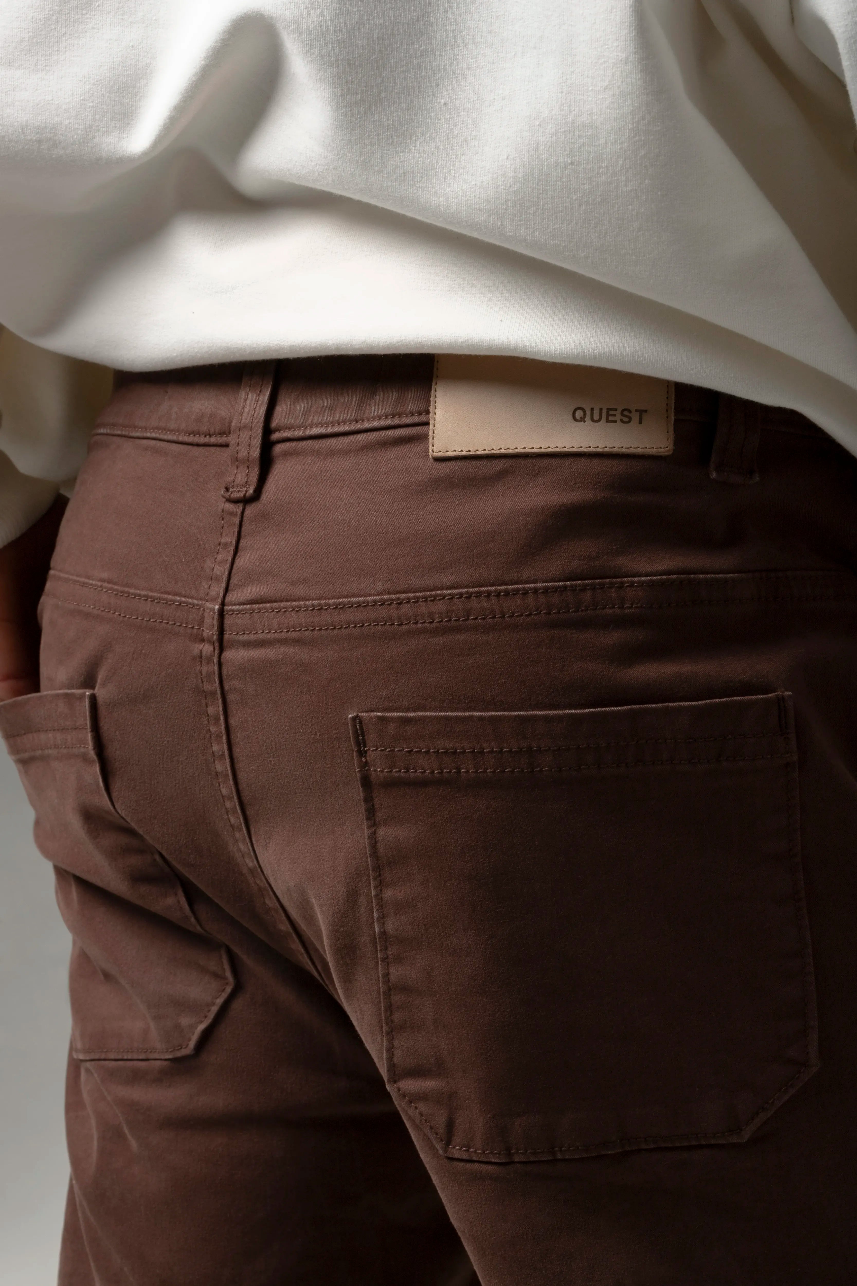 PANTALON TIPO CHINO COLOR BRUNETTE