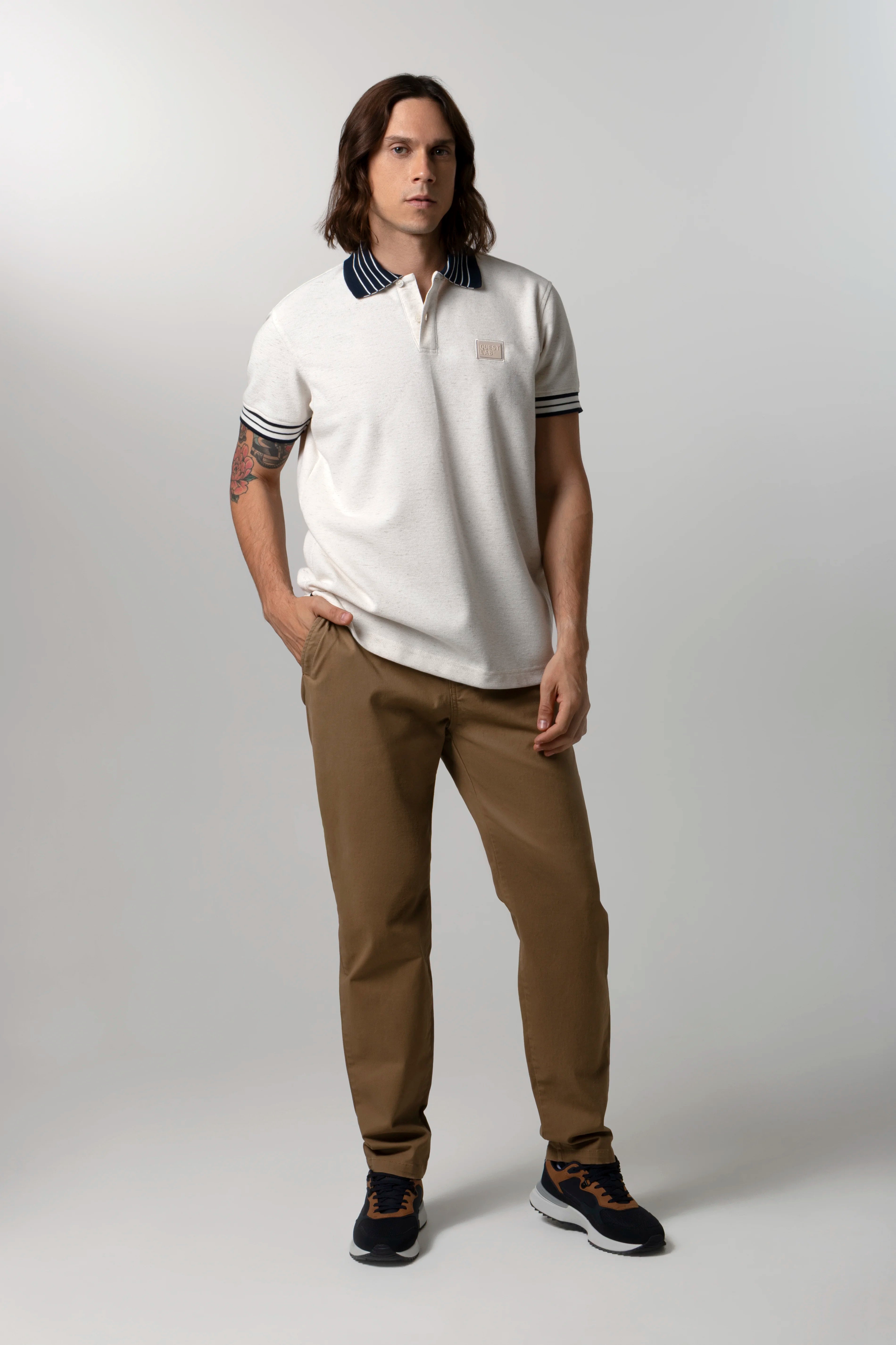 PANTALON TIPO CHINO COLOR KAKI