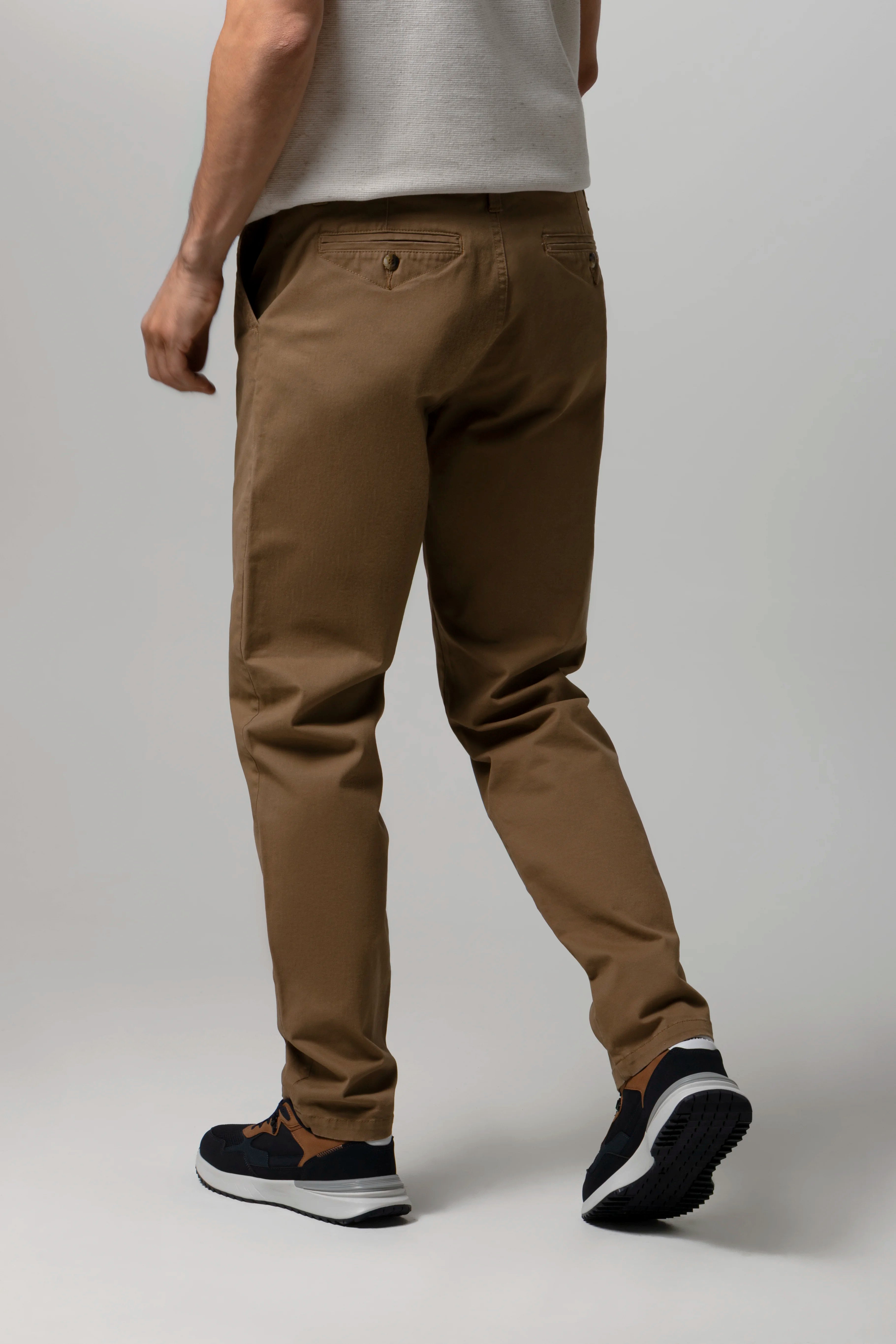 PANTALON TIPO CHINO COLOR KAKI