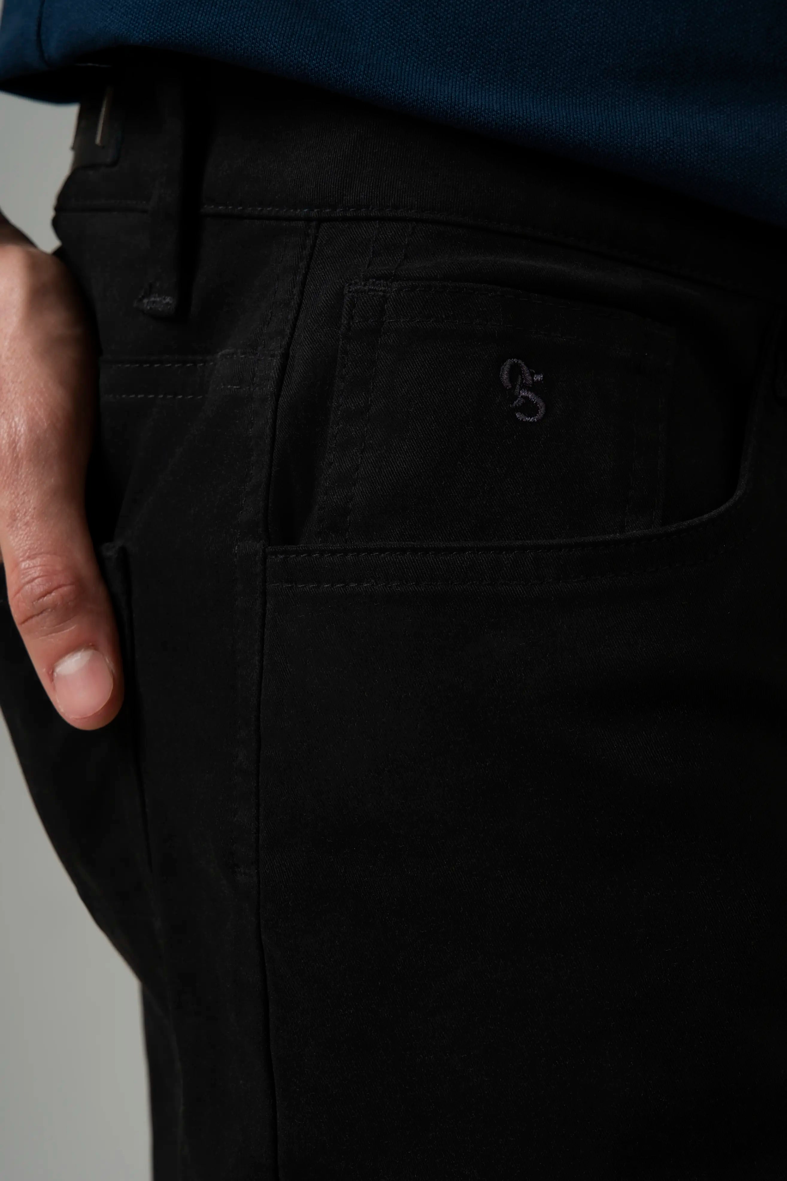 PANTALON 5 BOLSILLOS COLOR NEGRO