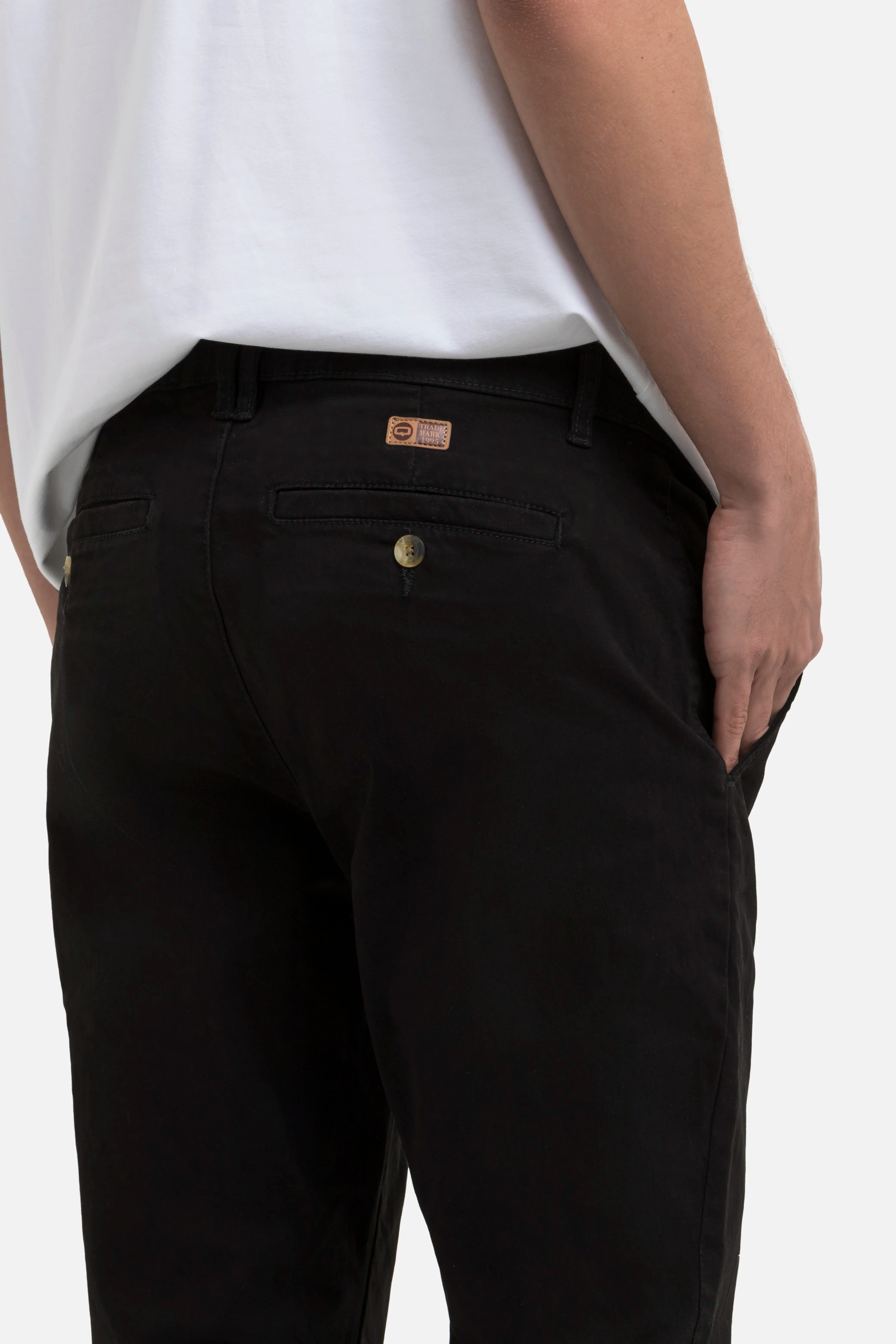 PANTALON CHINO COLOR NEGRO