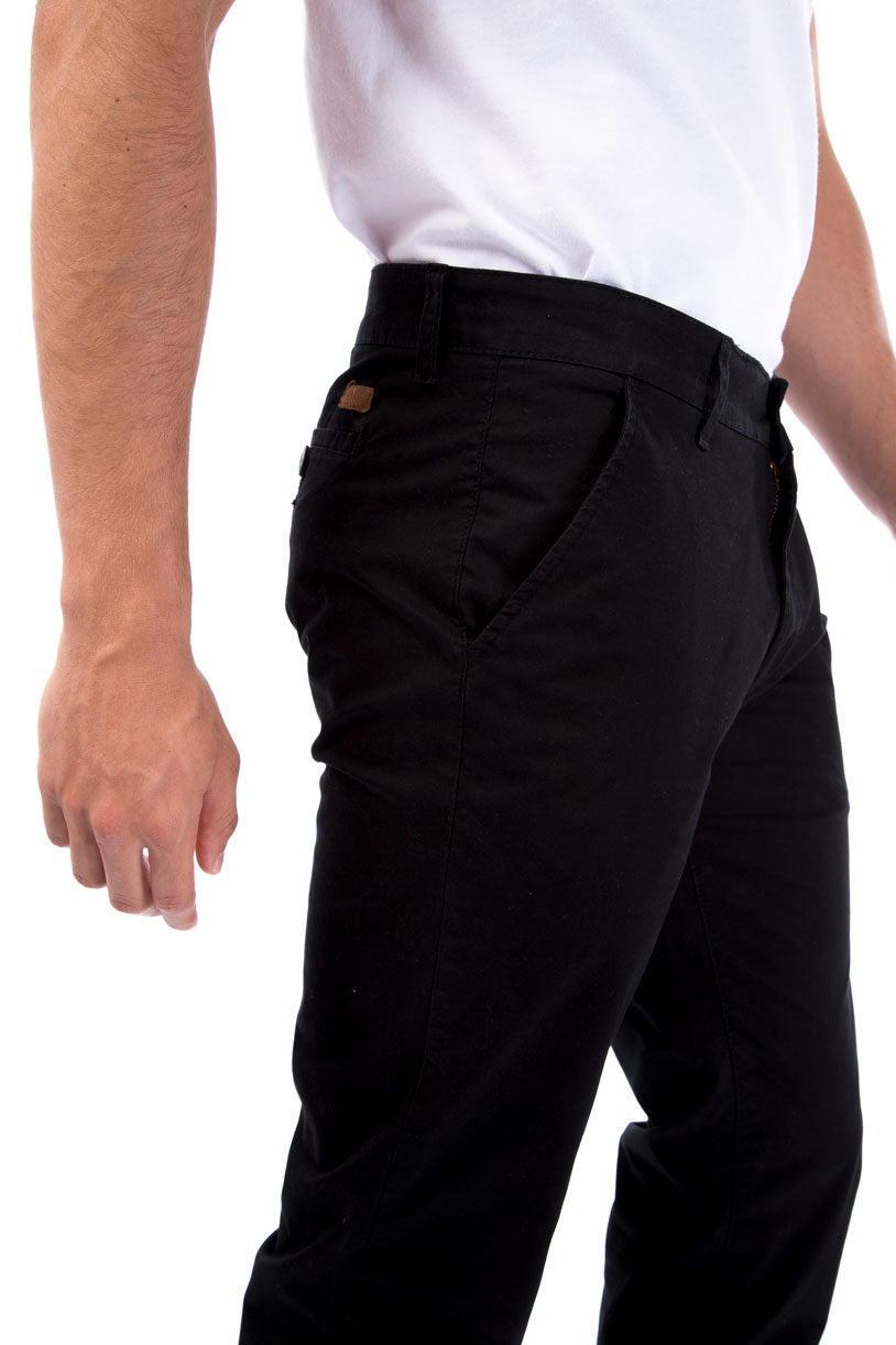 PANTALON CHINO COLOR NEGRO