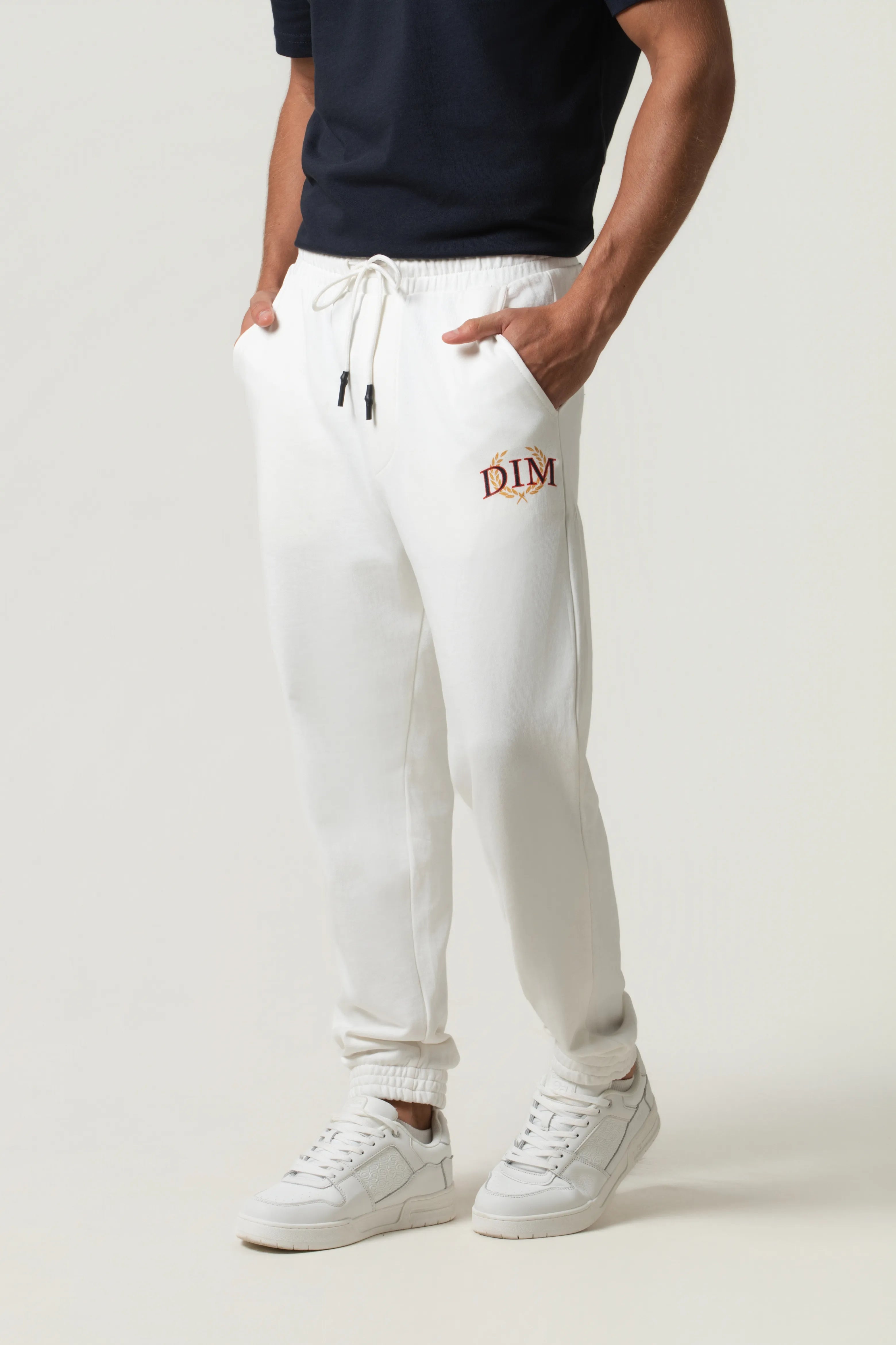 PANTALON JOGG SLIM CON ESTAMPADO DIM