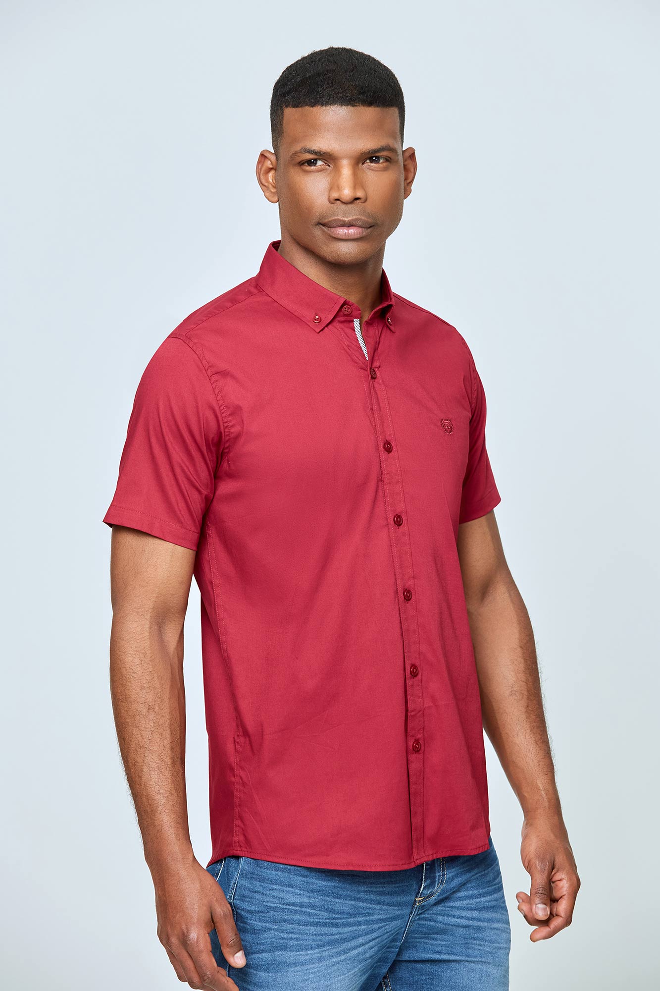 CAMISA SLIM MANGA CORTA COLOR VINOTINTO