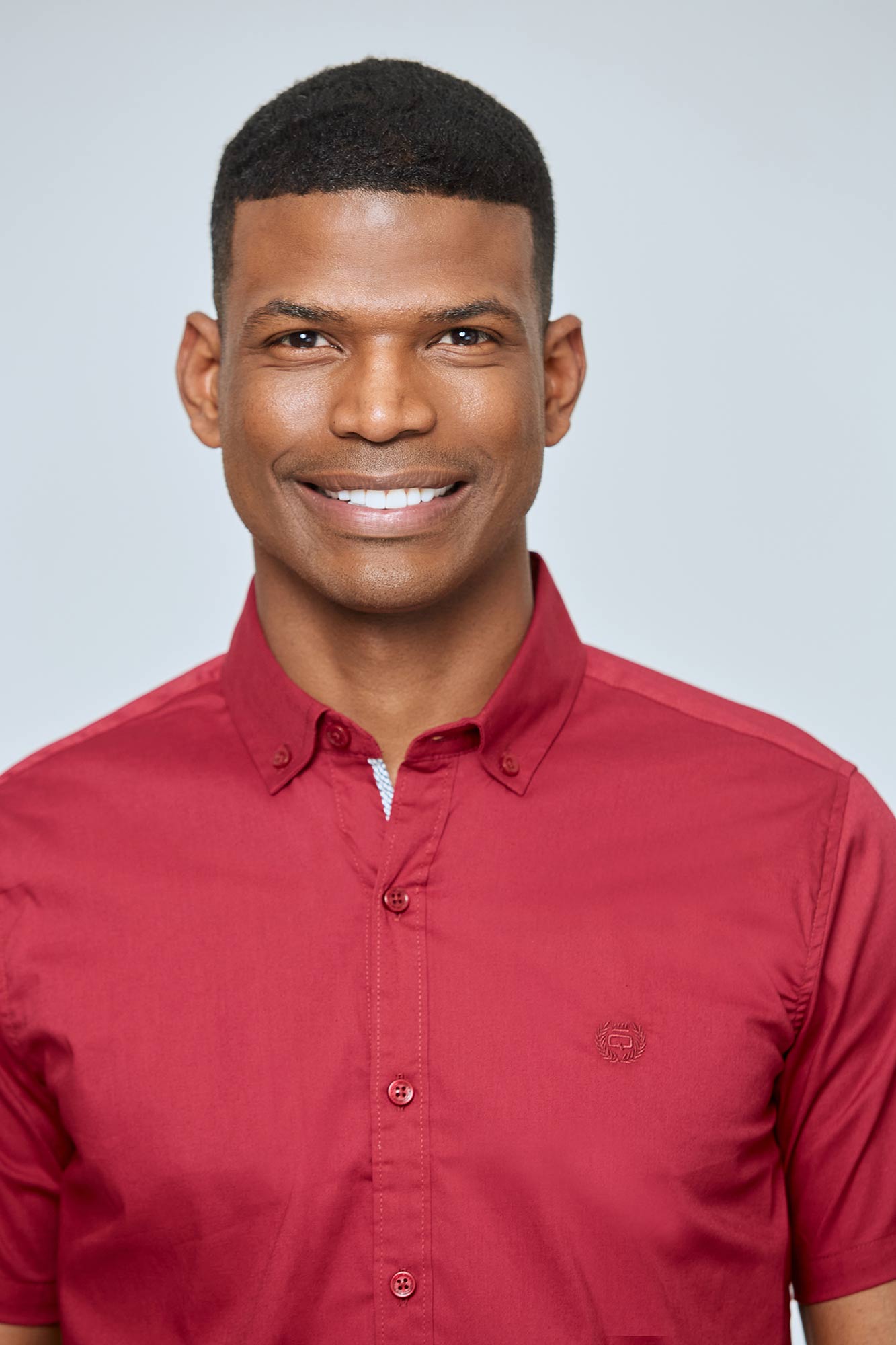 CAMISA SLIM MANGA CORTA COLOR VINOTINTO