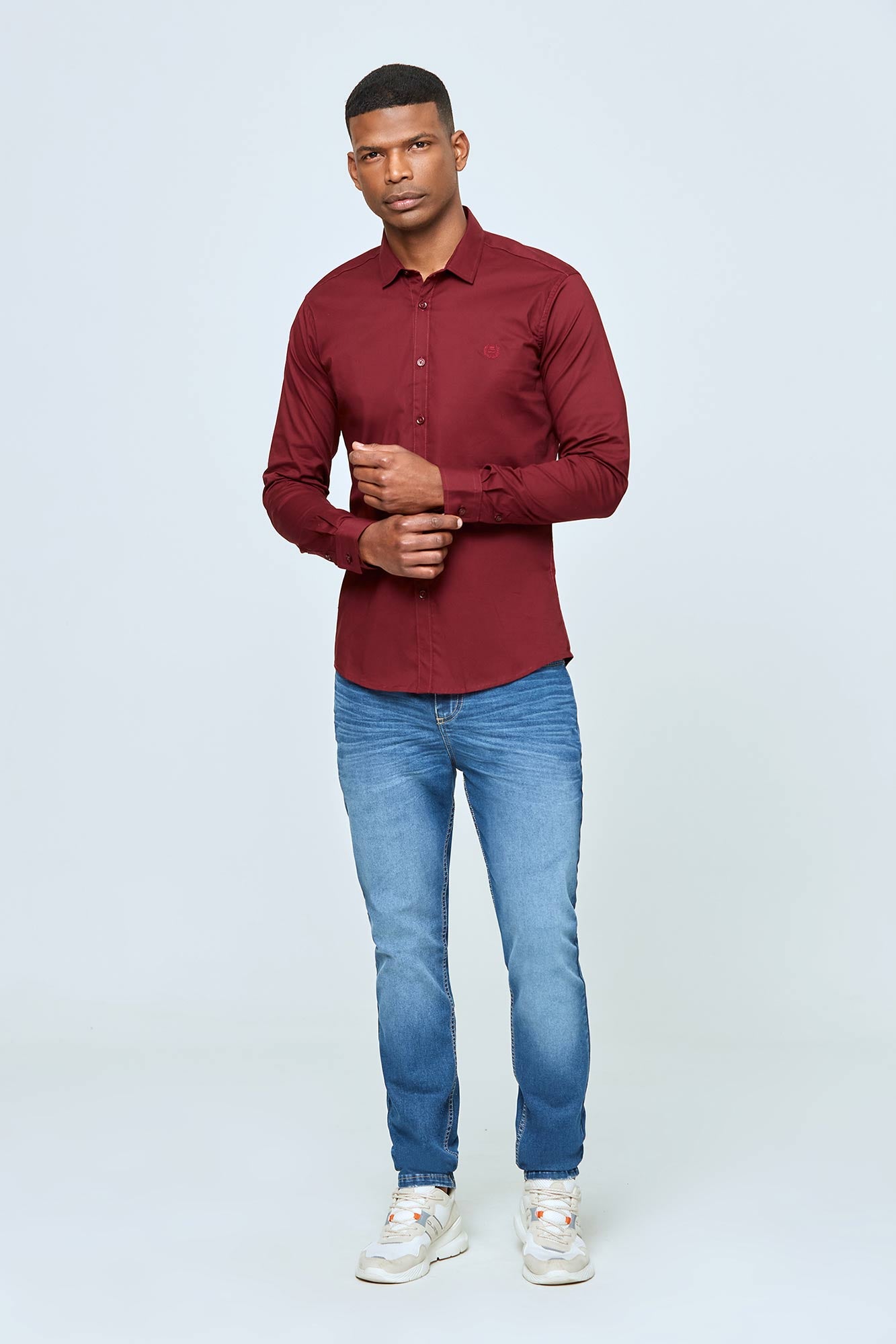 CAMISA SLIM MANGA LARGA COLOR VINOTINTO