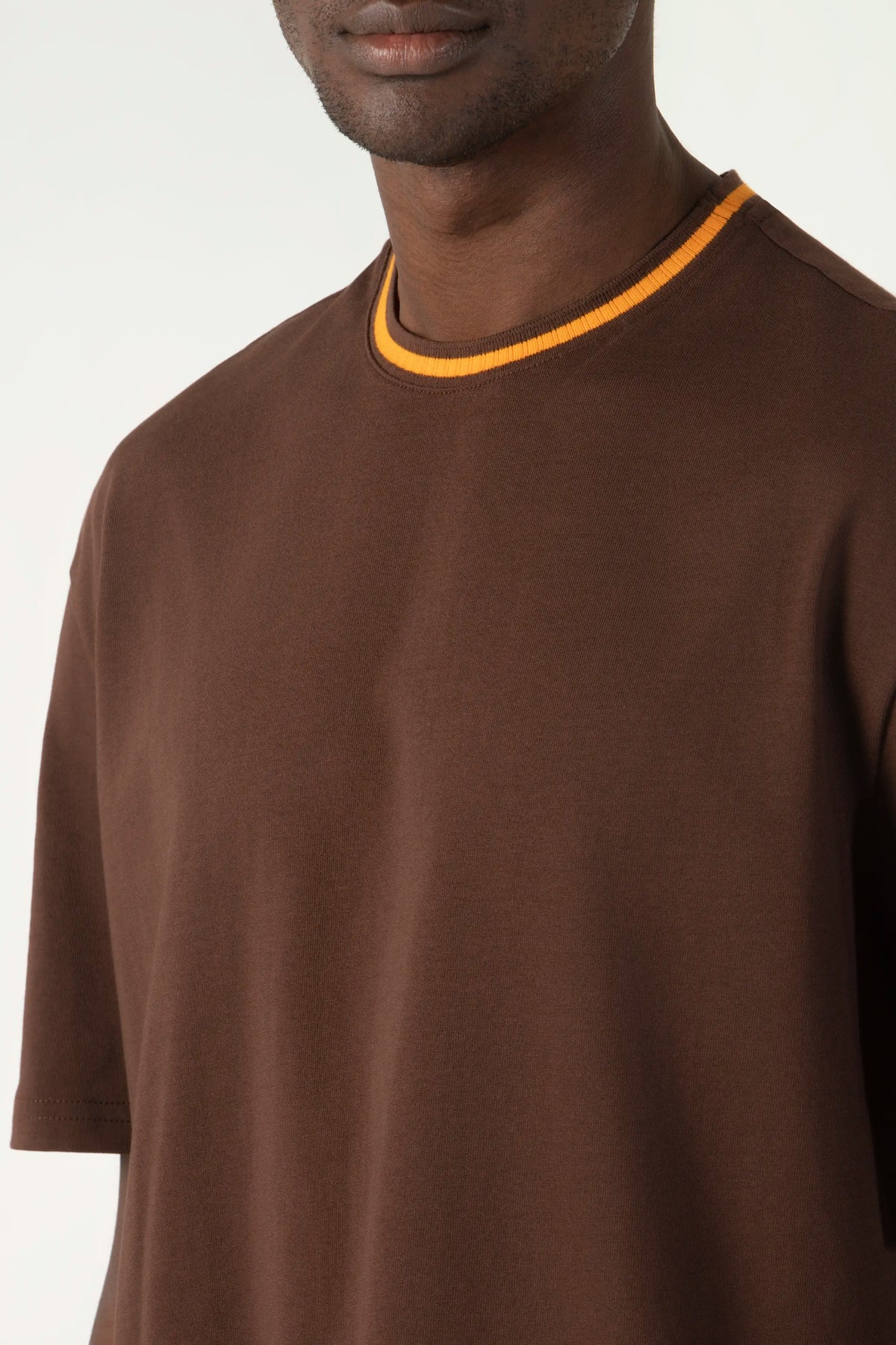 CAMISETA MANGA CORTA COLOR SHAVED CHOCOLATE