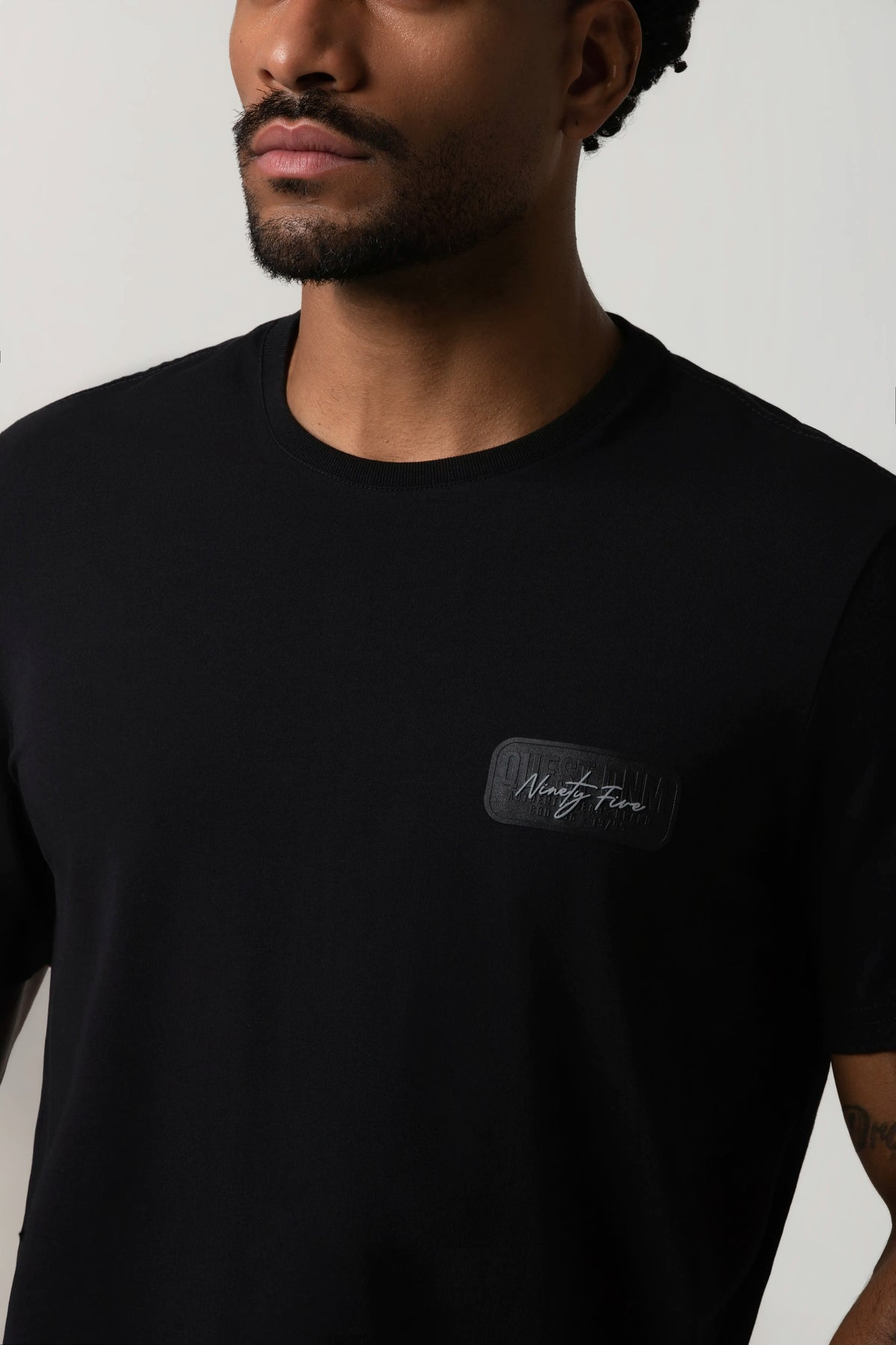 CAMISETA PREMIUM MANGA CORTA COLOR NEGRO