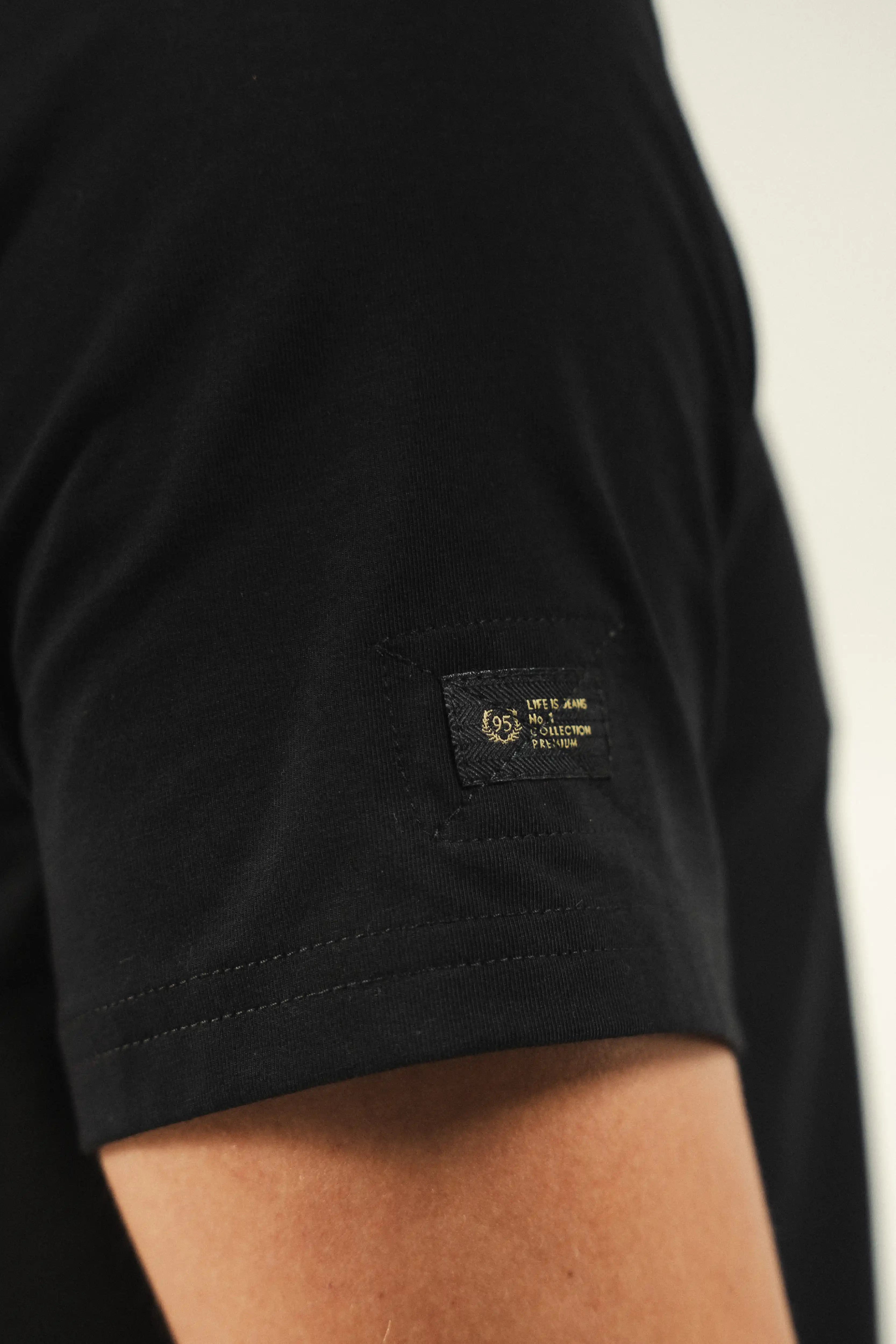 CAMISETA PREMIUM MANGA CORTA COLOR NEGRO