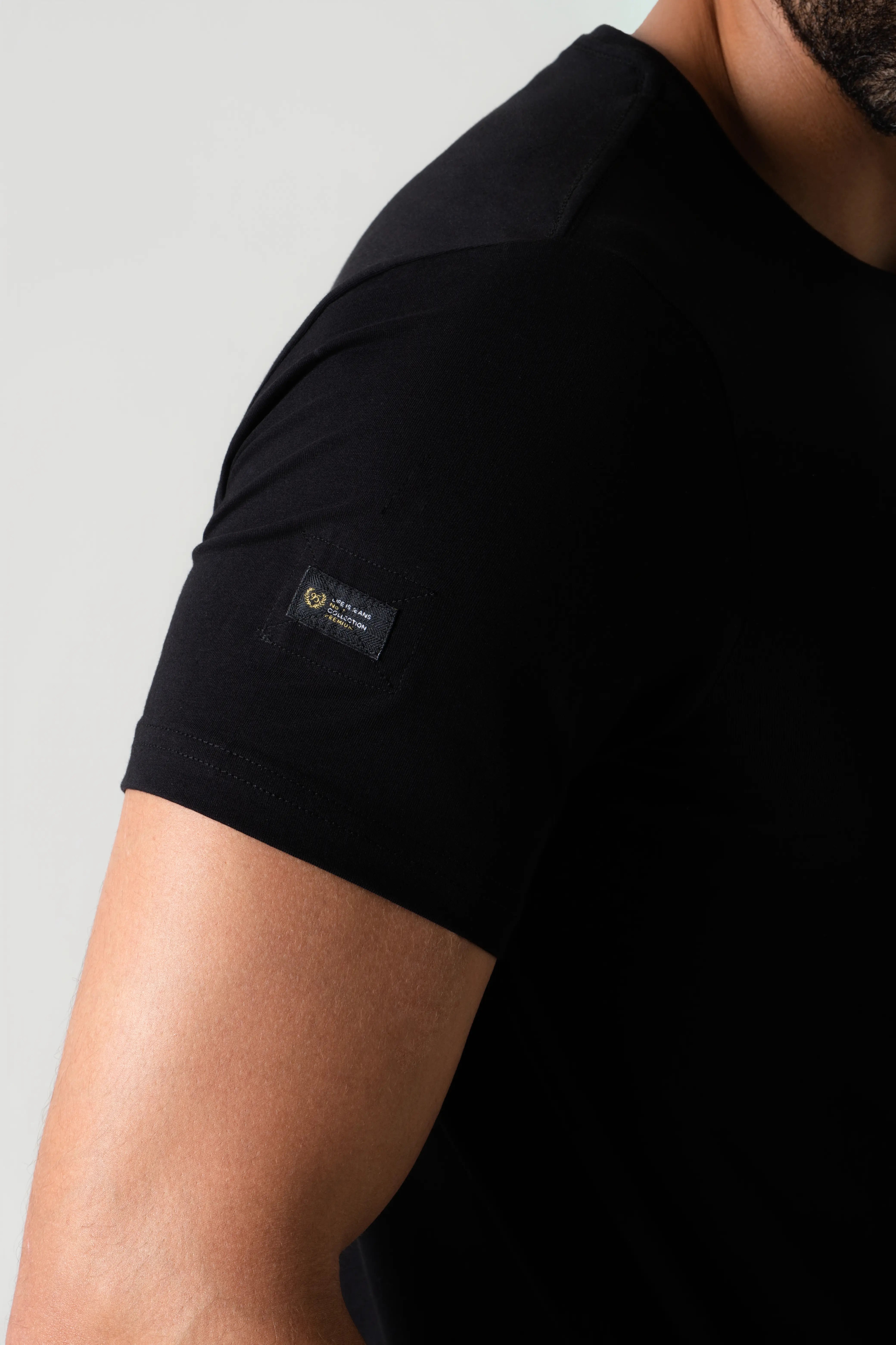 CAMISETA PREMIUM MANGA CORTA COLOR NEGRO