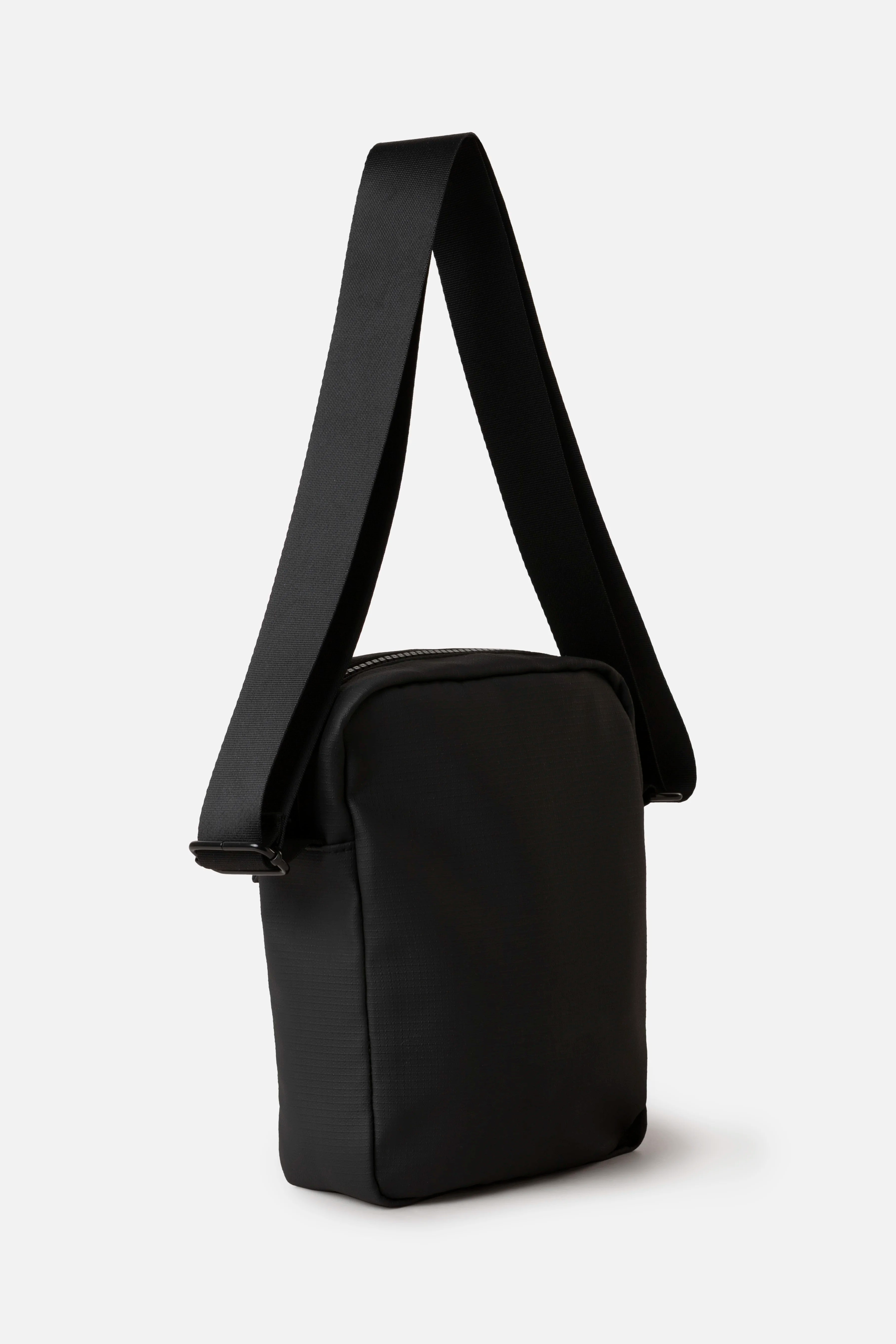 MALETIN TIPO DEPORTIVO COLOR NEGRO