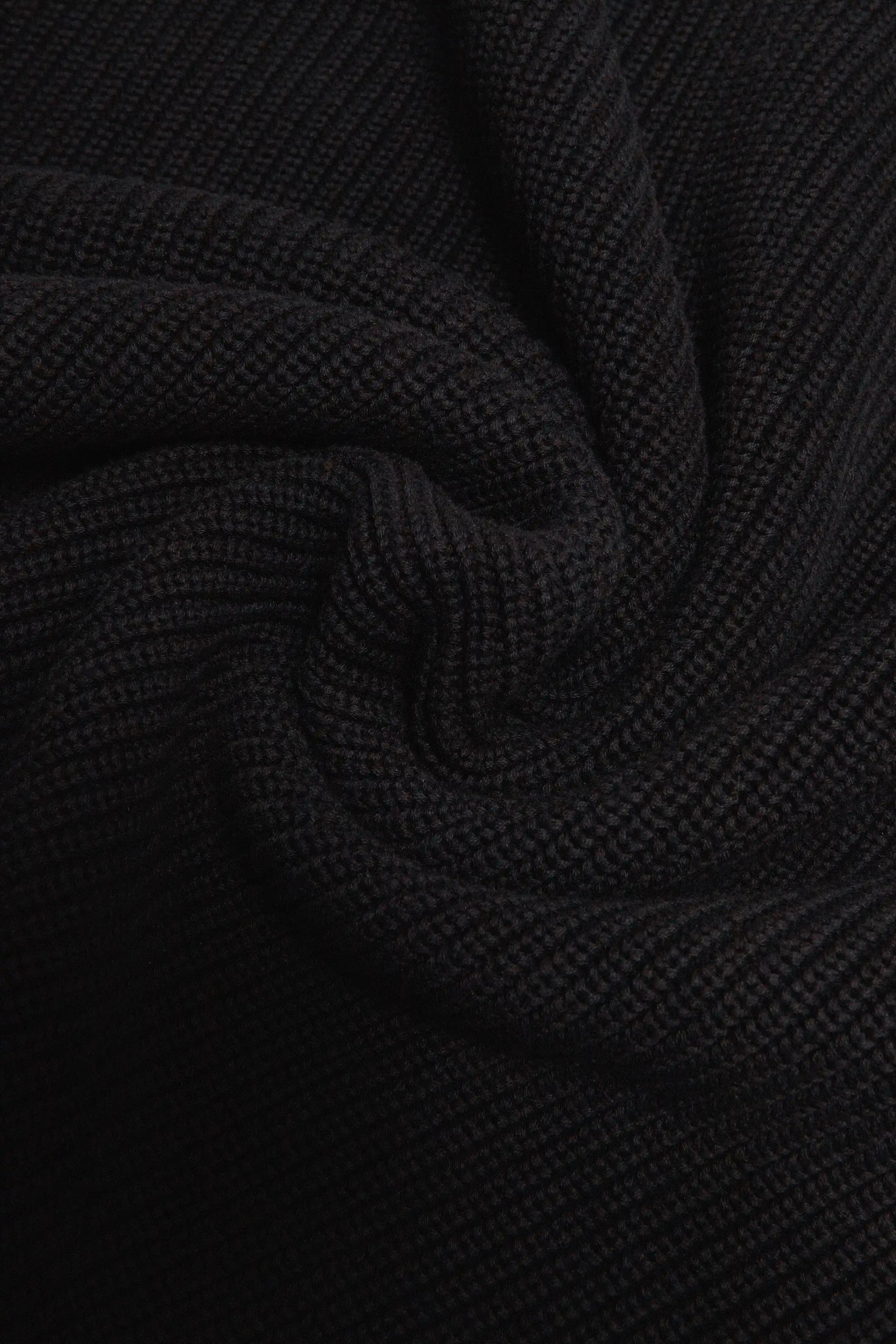 SWEATER CERRADO COLOR NEGRO