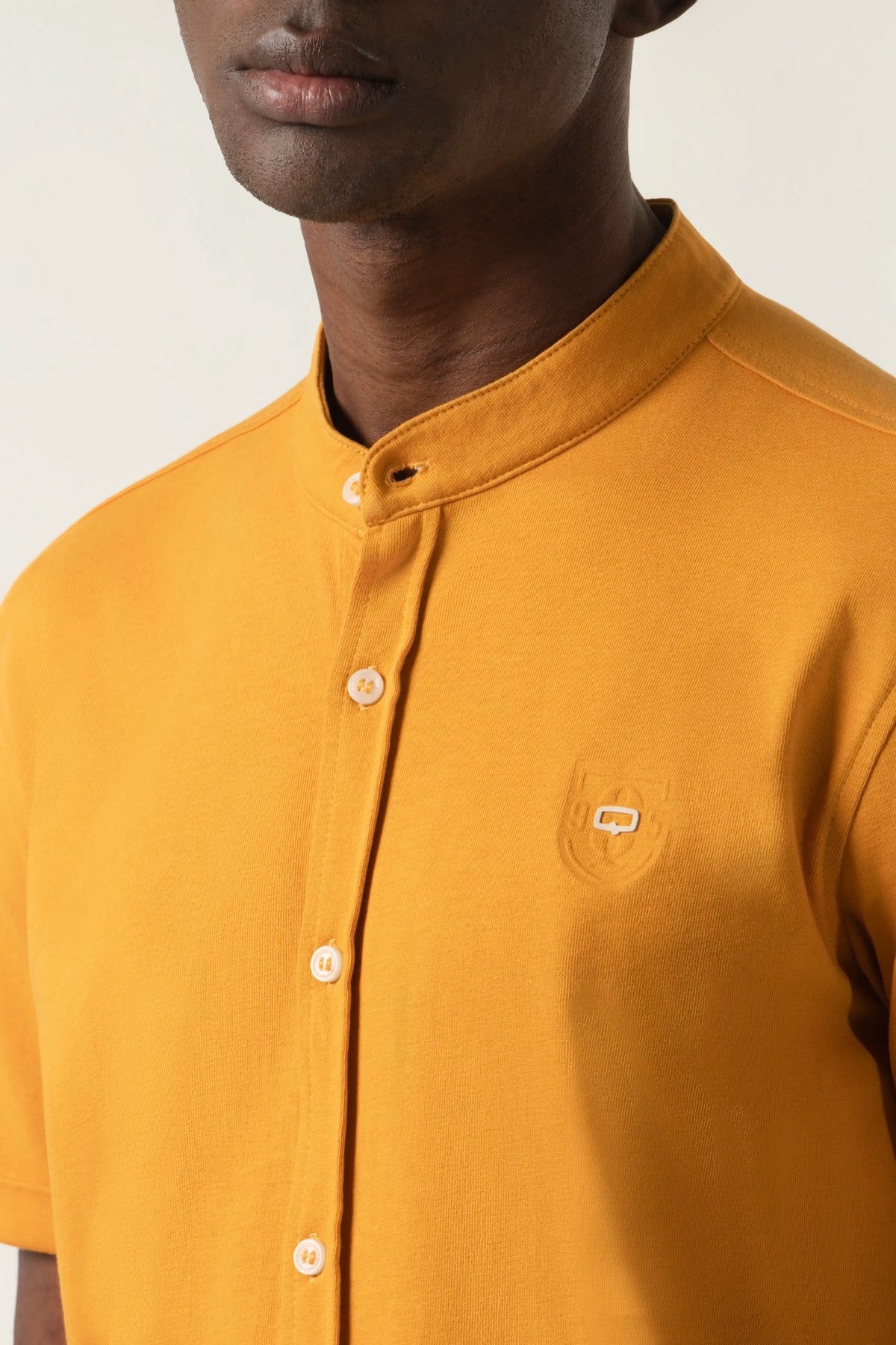 POLO MANGA CORTA COLOR MOSTAZA