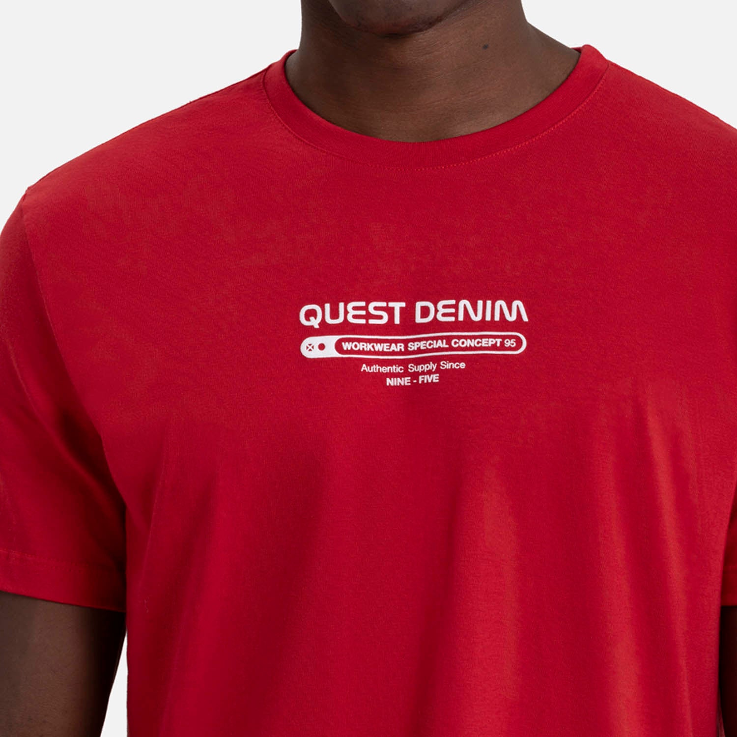CAMISETA ESPECIAL ESTAMPADO LOCALIZADO COLOR ROJO
