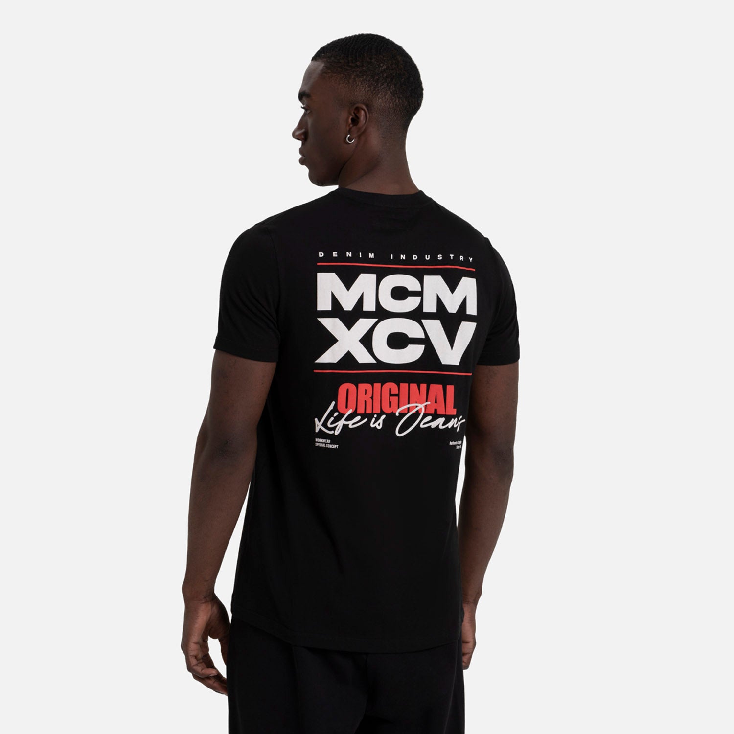 CAMISETA ESPECIAL ESTAMPADO LOCALIZADO COLOR NEGRO