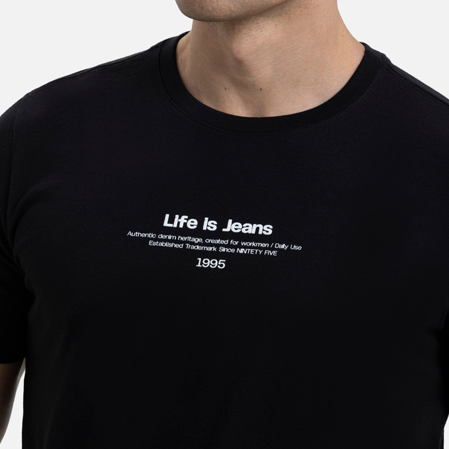 CAMISETA ESPECIAL ESTAMPADO LOCALIZADO COLOR NEGRO