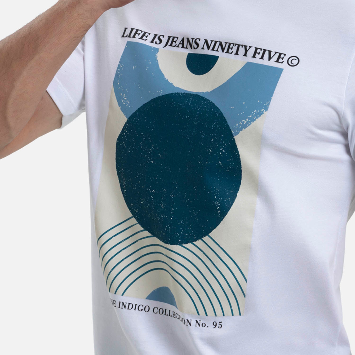 CAMISETA ESPECIAL ESTAMPADO LOCALIZADO COLOR BLANCO OPTICO