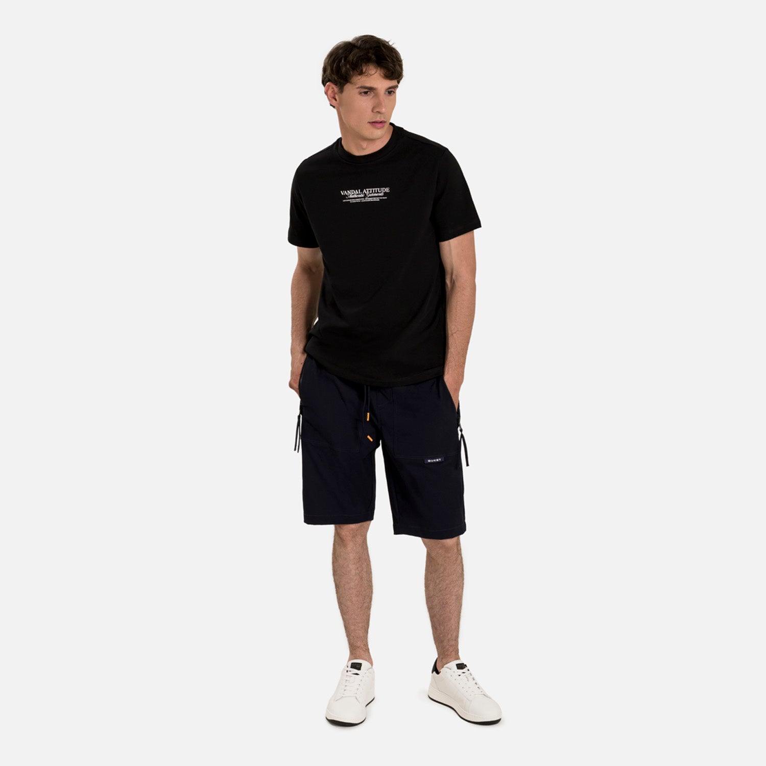 CAMISETA ESPECIAL ESTAMPADO LOCALIZADO COLOR NEGRO