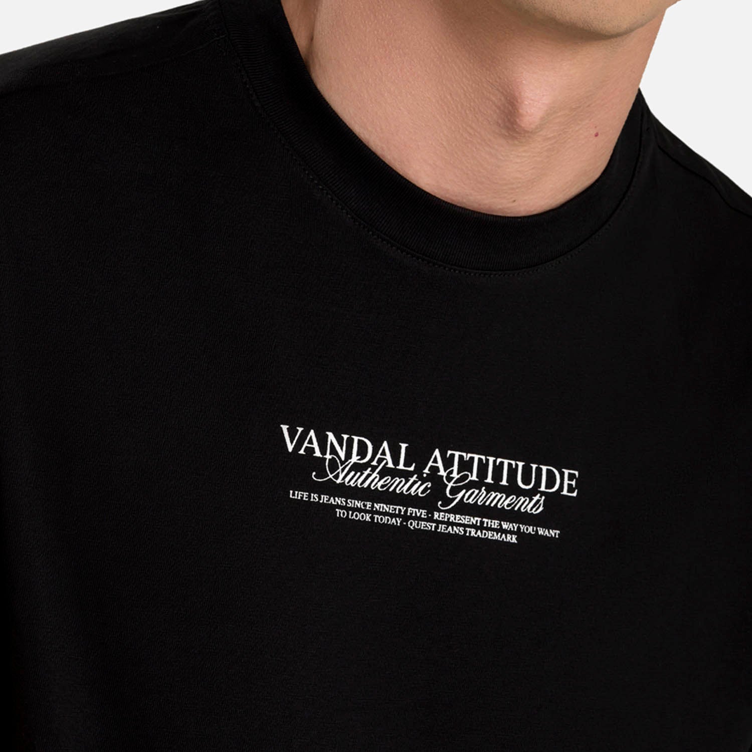 CAMISETA ESPECIAL ESTAMPADO LOCALIZADO COLOR NEGRO