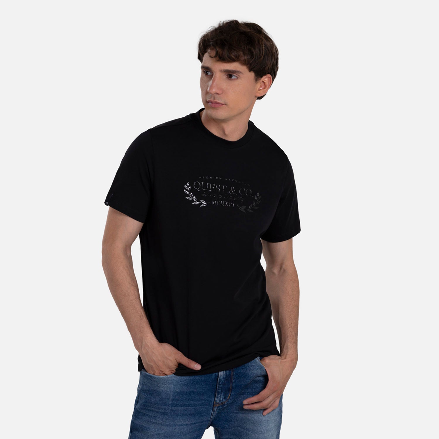 CAMISETA ESPECIAL ESTAMPADO LOCALIZADO COLOR NEGRO