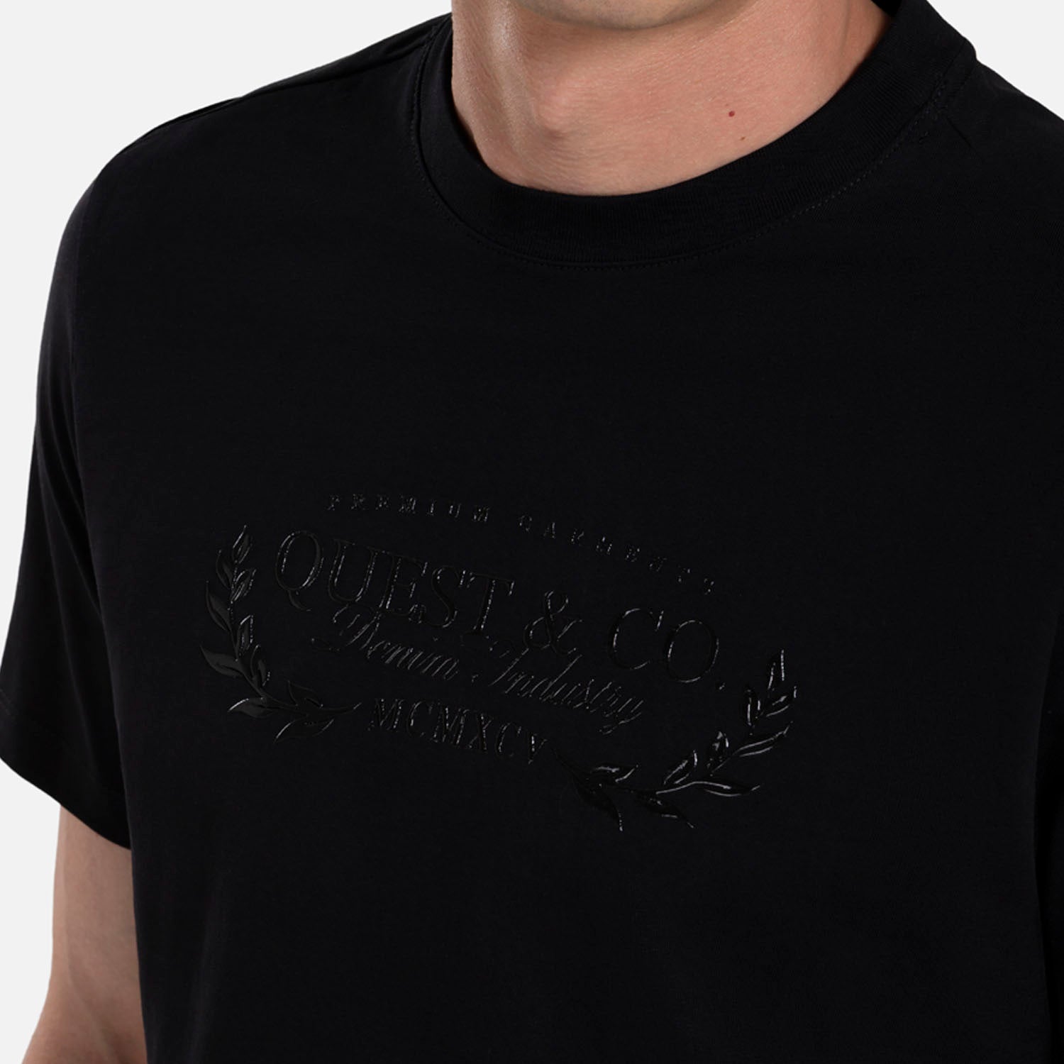 CAMISETA ESPECIAL ESTAMPADO LOCALIZADO COLOR NEGRO