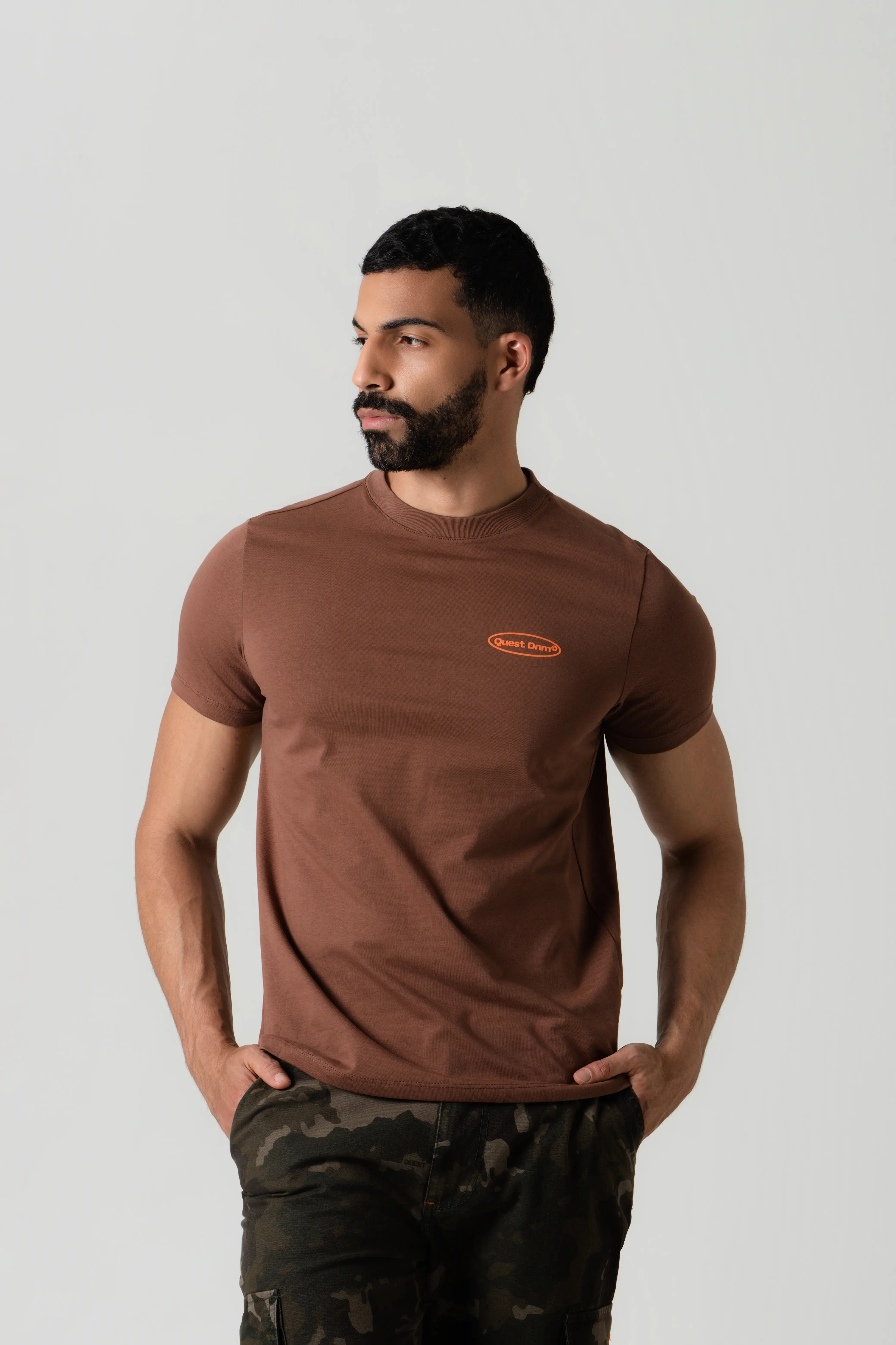 CAMISETA ESPECIAL ESTAMPADO LOCALIZADO COLOR BRUNETTE