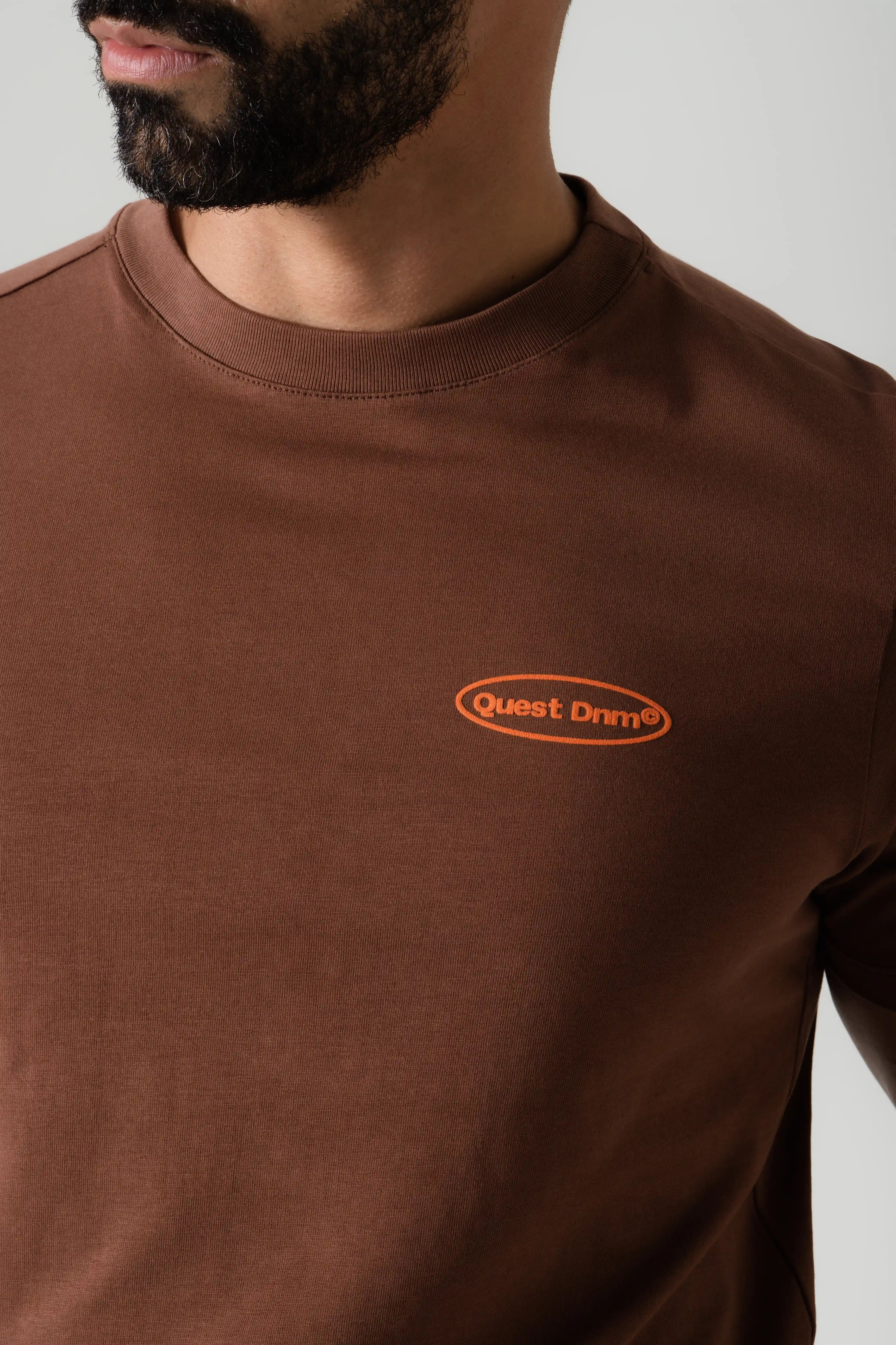 CAMISETA ESPECIAL ESTAMPADO LOCALIZADO COLOR BRUNETTE