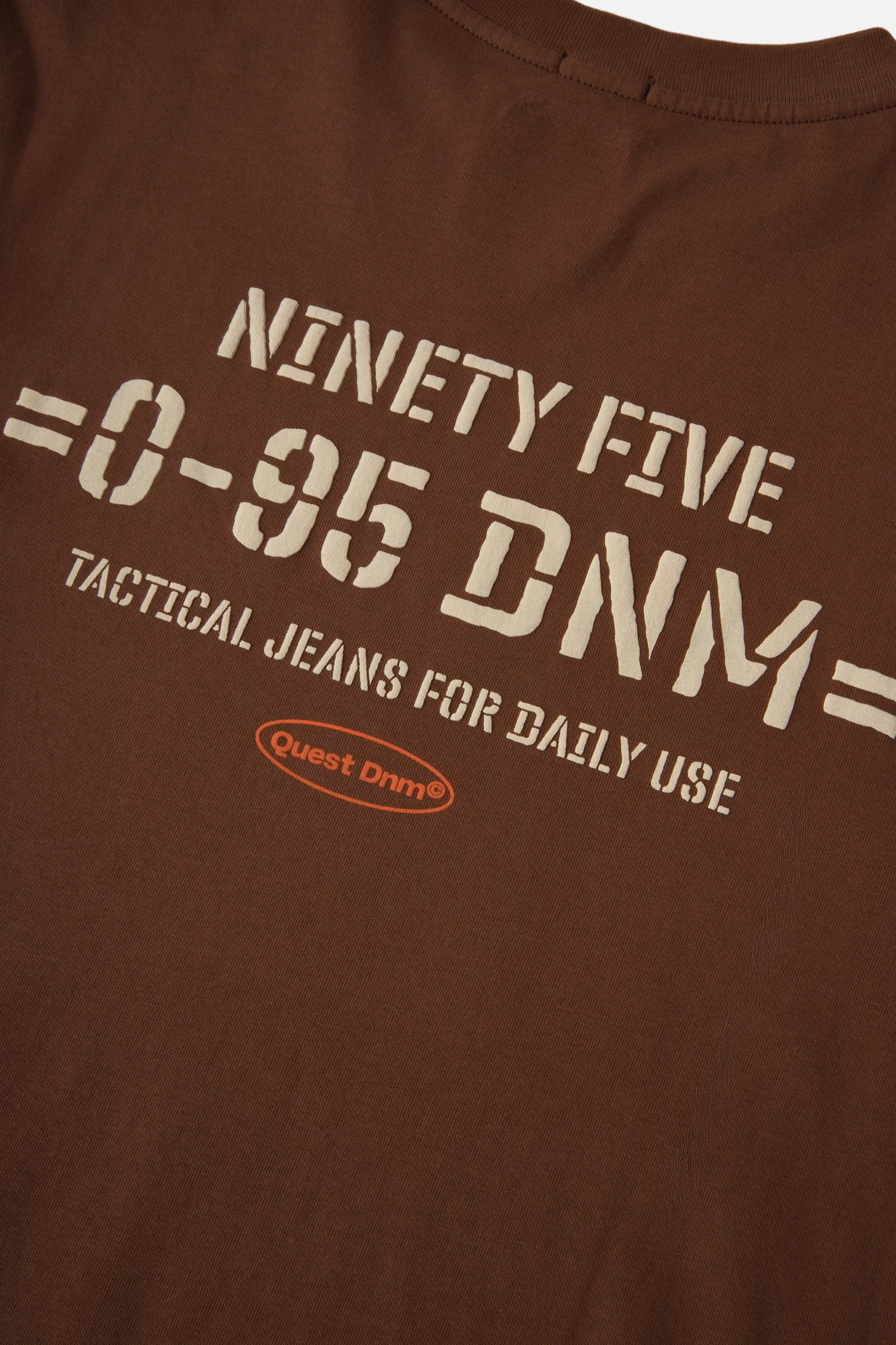 CAMISETA ESPECIAL ESTAMPADO LOCALIZADO COLOR BRUNETTE