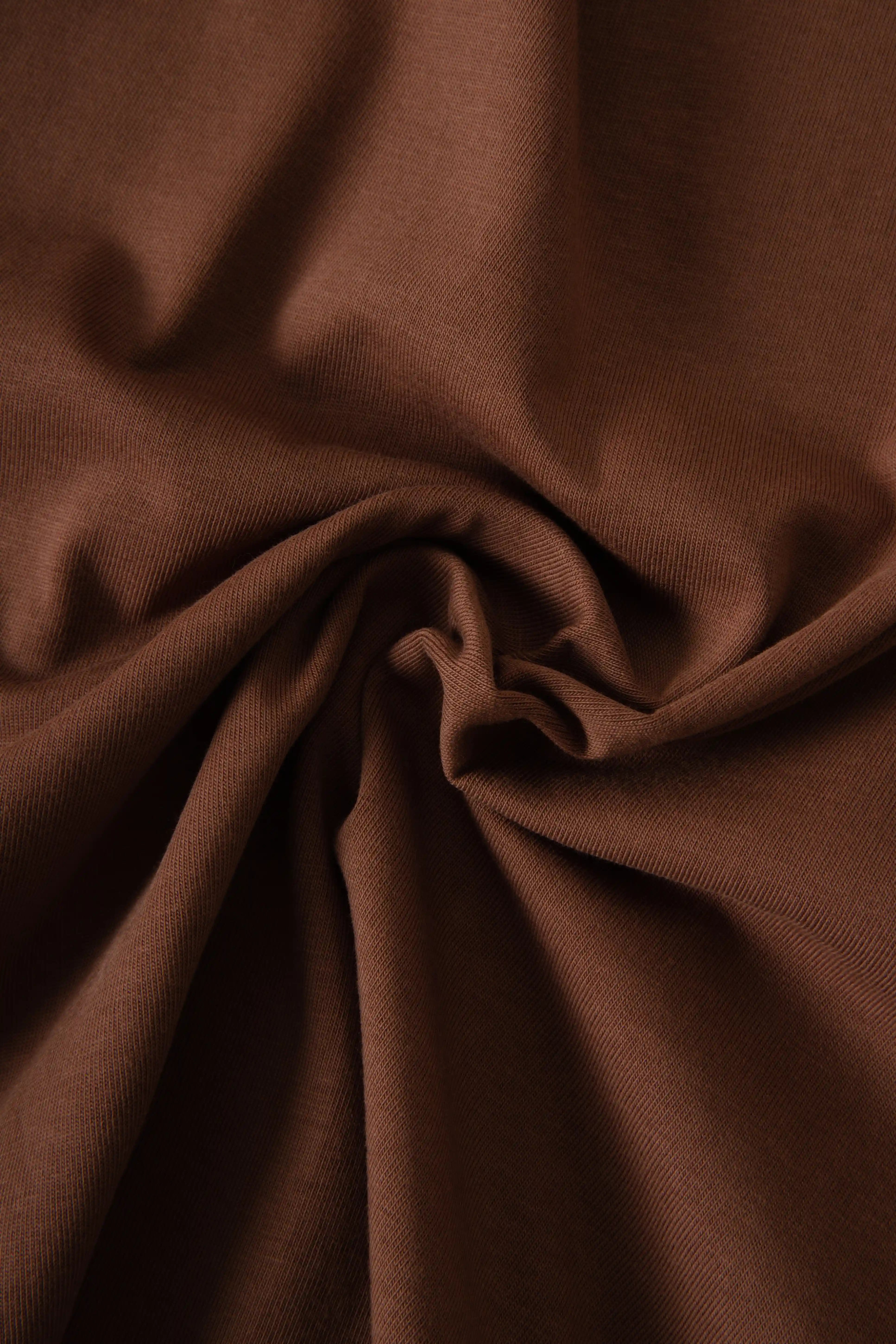 CAMISETA ESPECIAL ESTAMPADO LOCALIZADO COLOR BRUNETTE