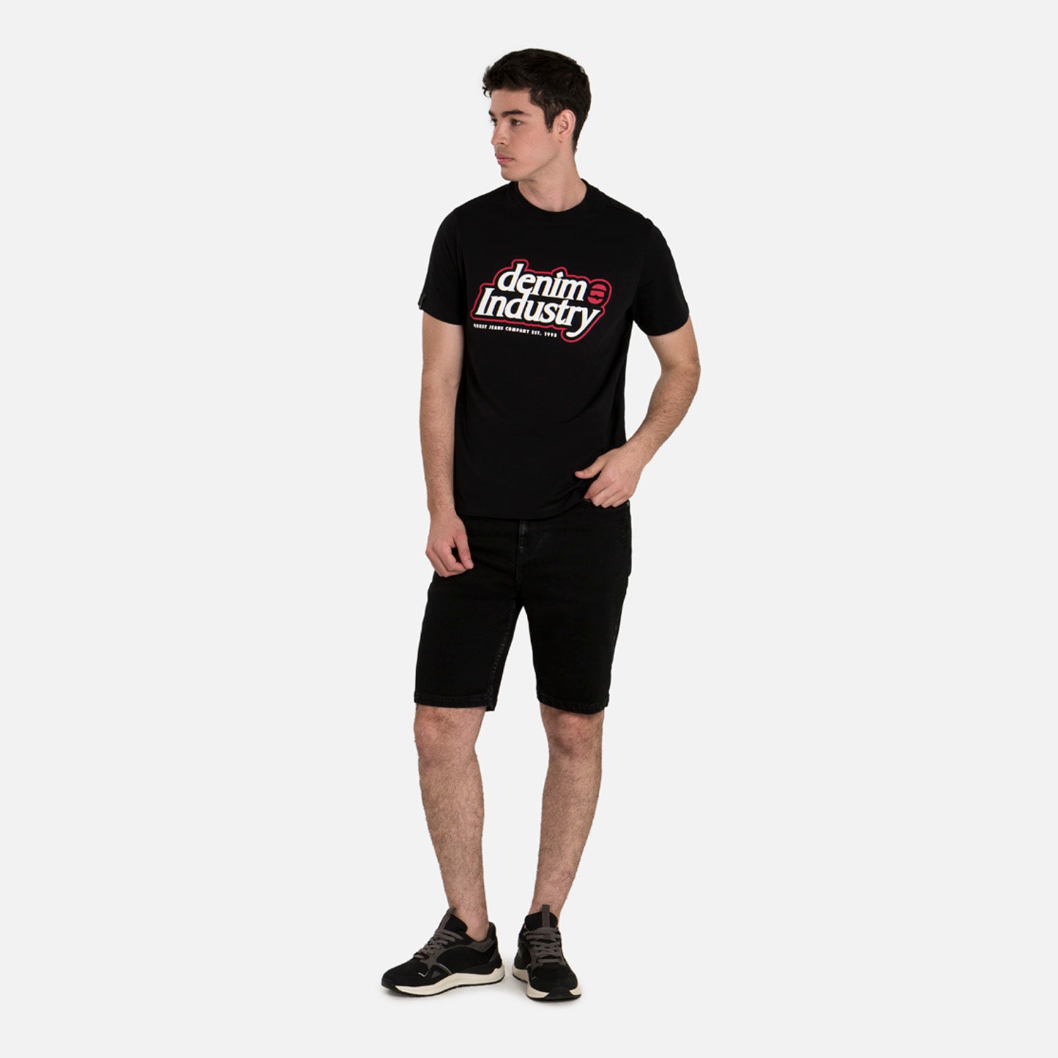 CAMISETA ESPECIAL ESTAMPADO LOCALIZADO COLOR NEGRO