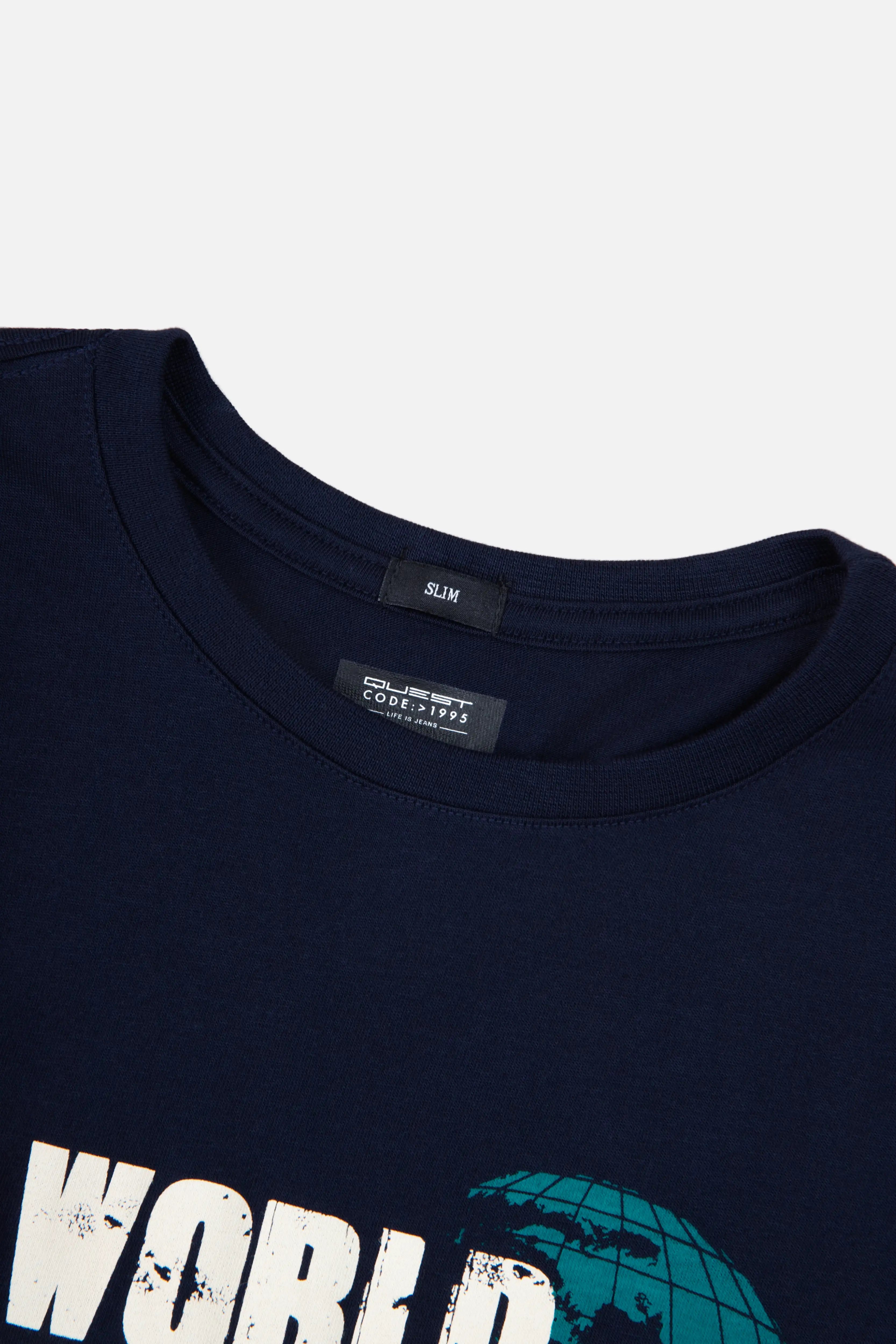 CAMISETA ESPECIAL ESTAMPADO LOCALIZADO COLOR AZUL OSCURO