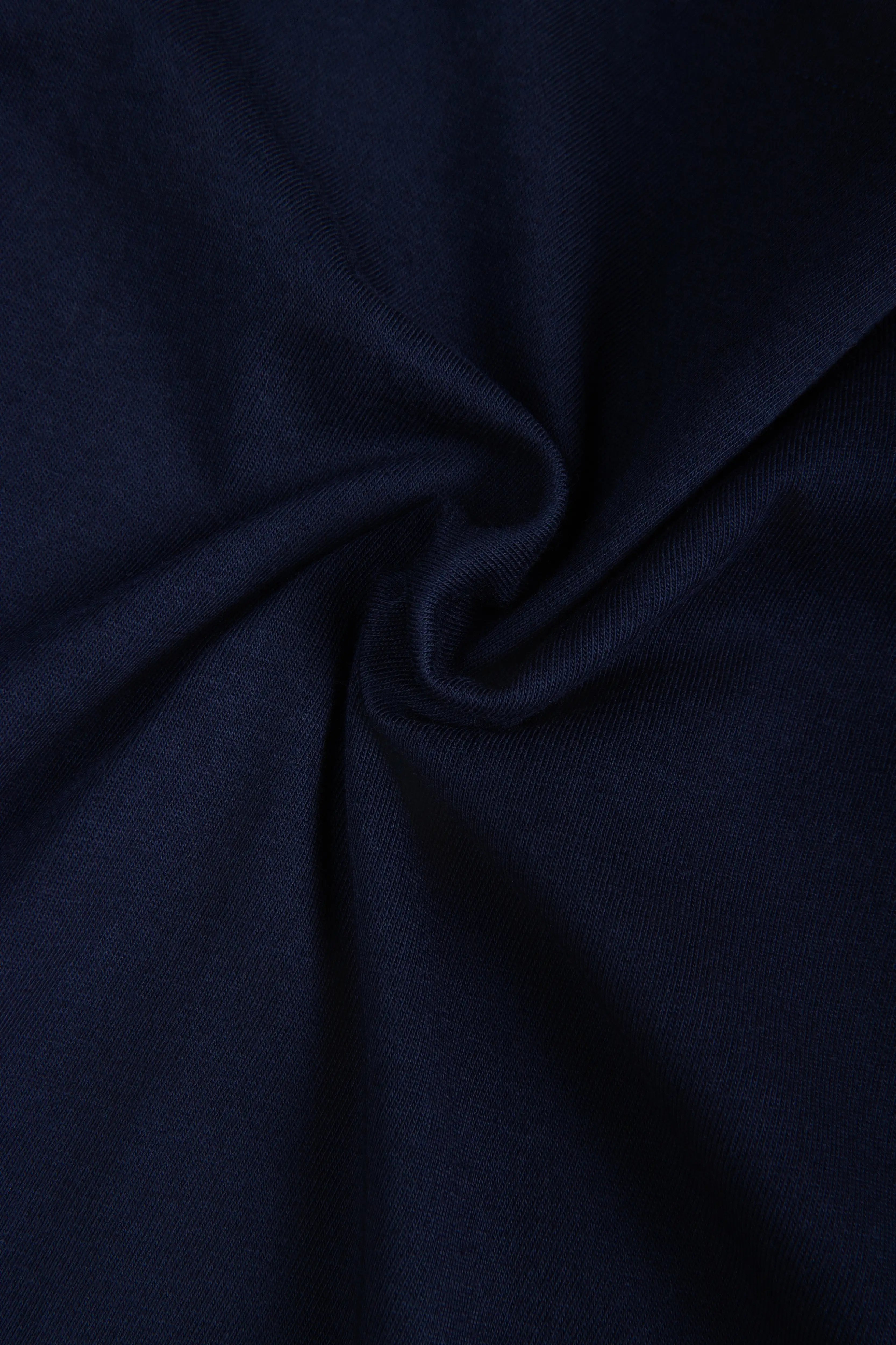 CAMISETA ESPECIAL ESTAMPADO LOCALIZADO COLOR AZUL OSCURO