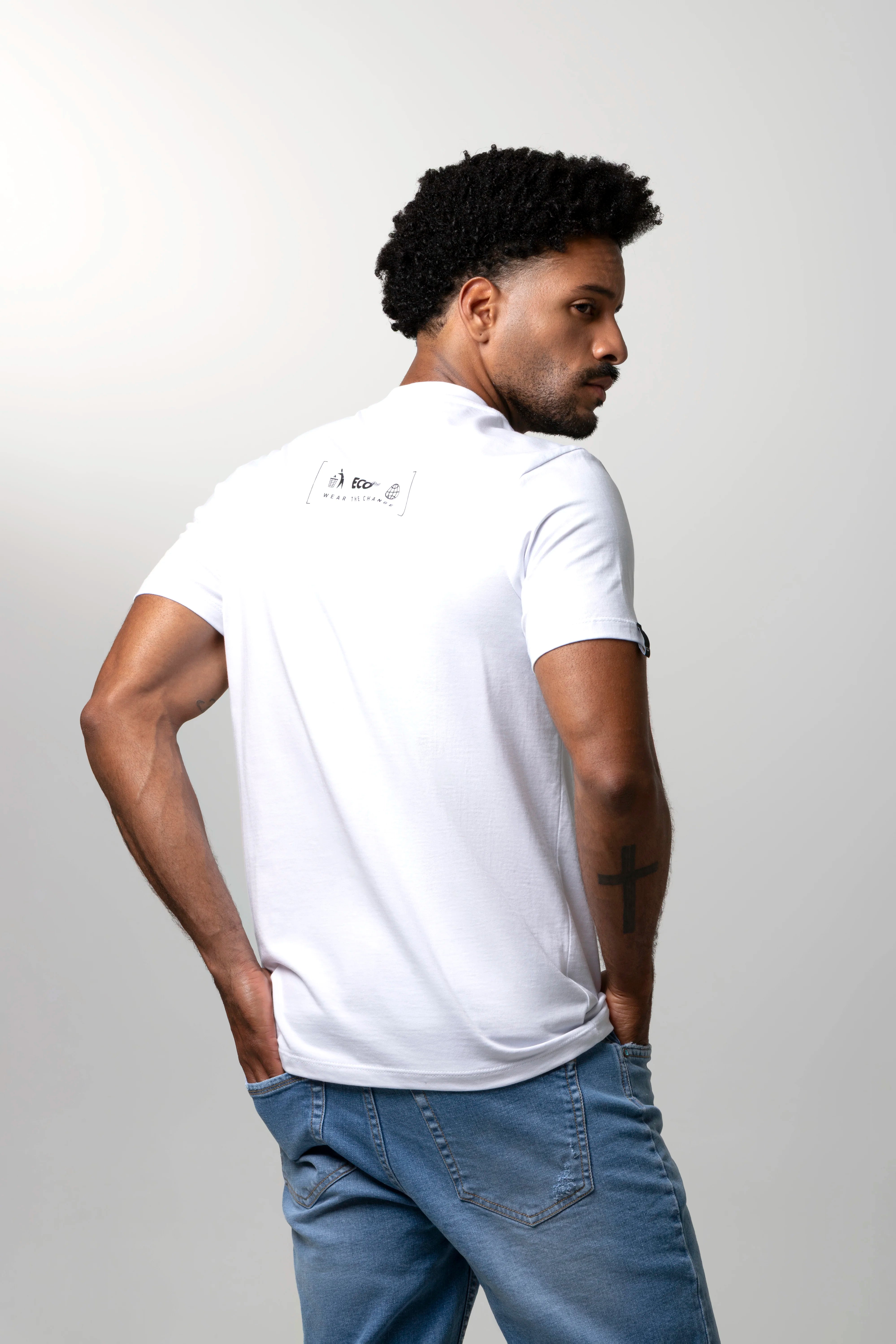 CAMISETA ESPECIAL ESTAMPADO LOCALIZADO COLOR BLANCO OPTICO