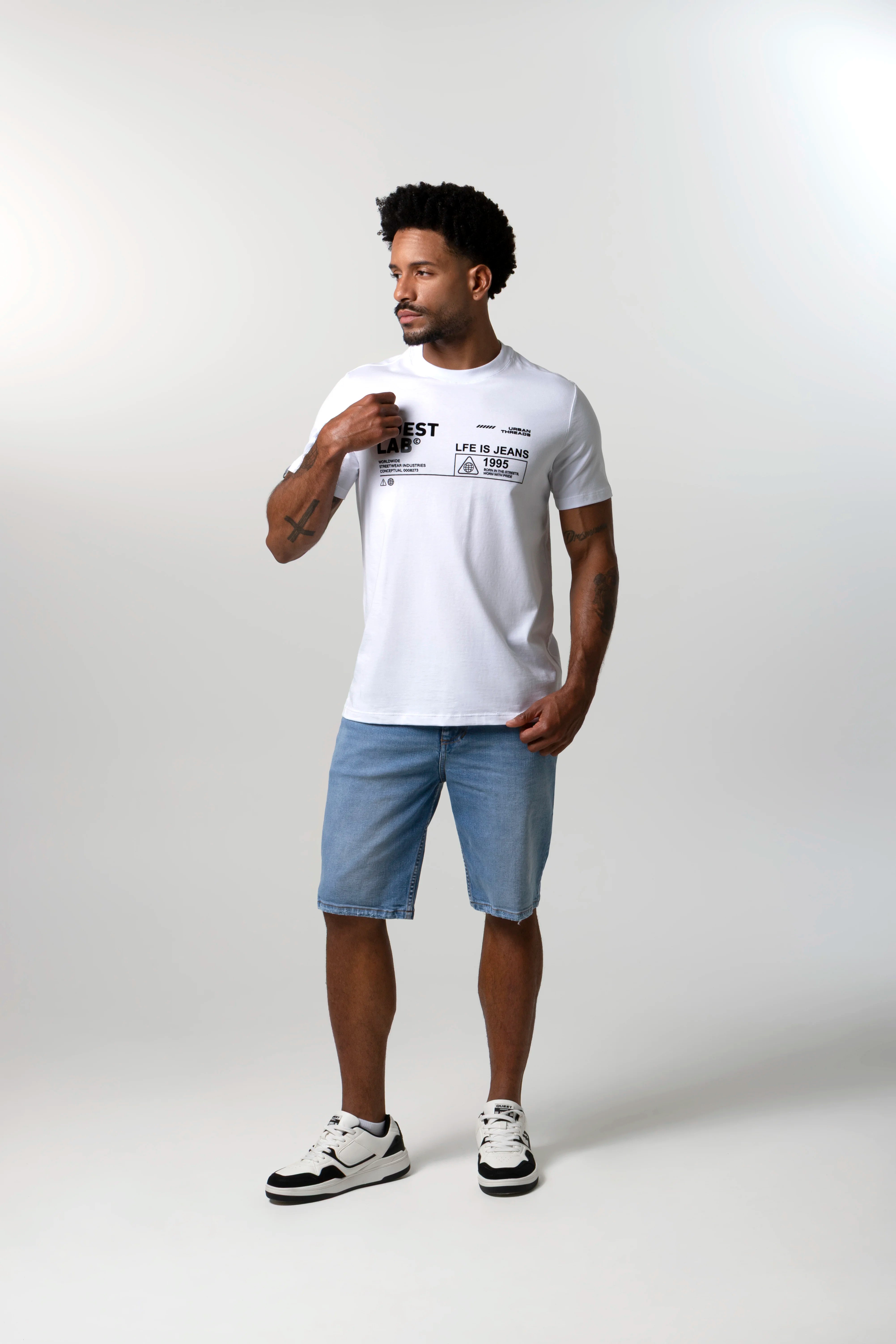 CAMISETA ESPECIAL ESTAMPADO LOCALIZADO COLOR BLANCO OPTICO