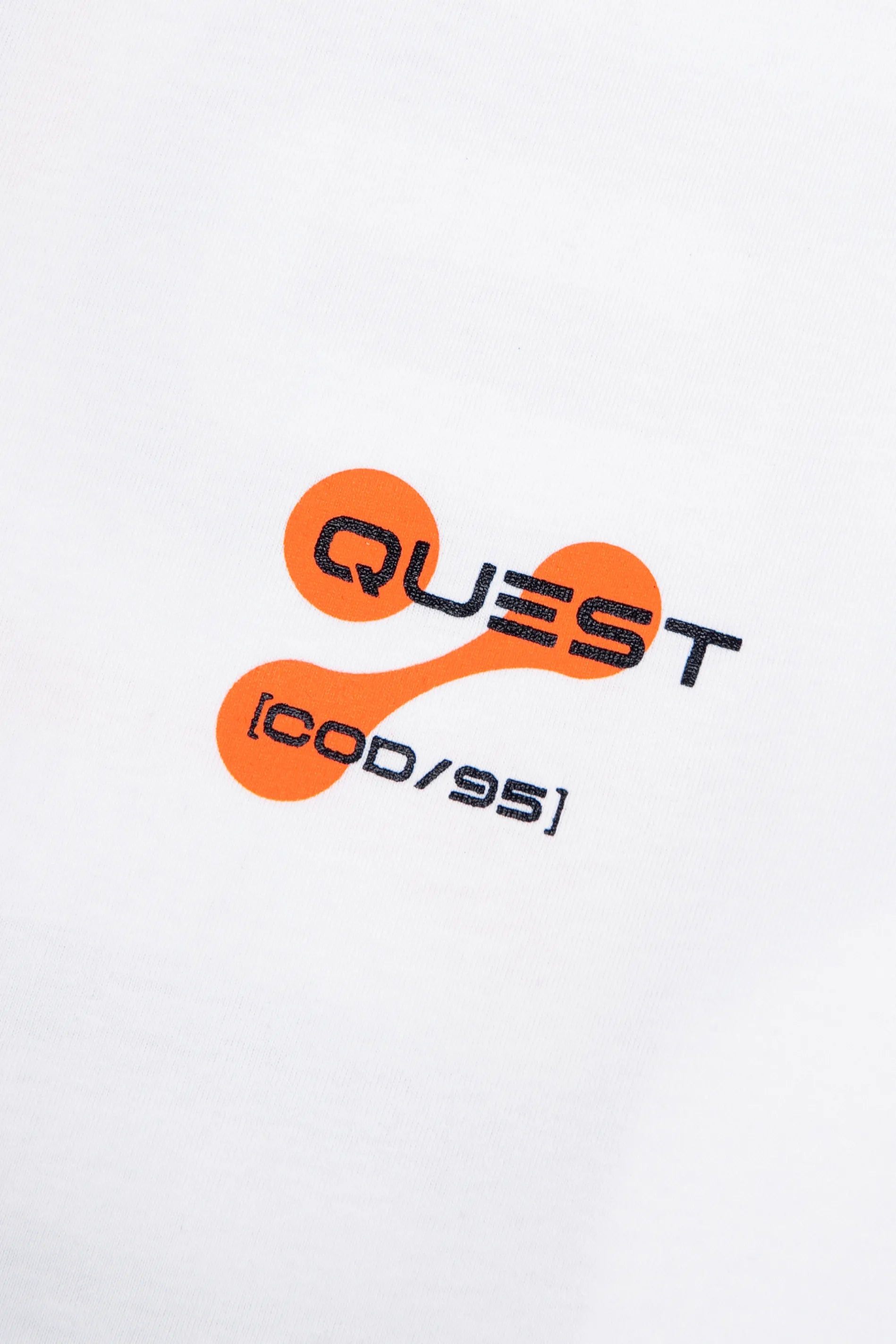 CAMISETA ESPECIAL ESTAMPADO LOCALIZADO COLOR BLANCO OPTICO