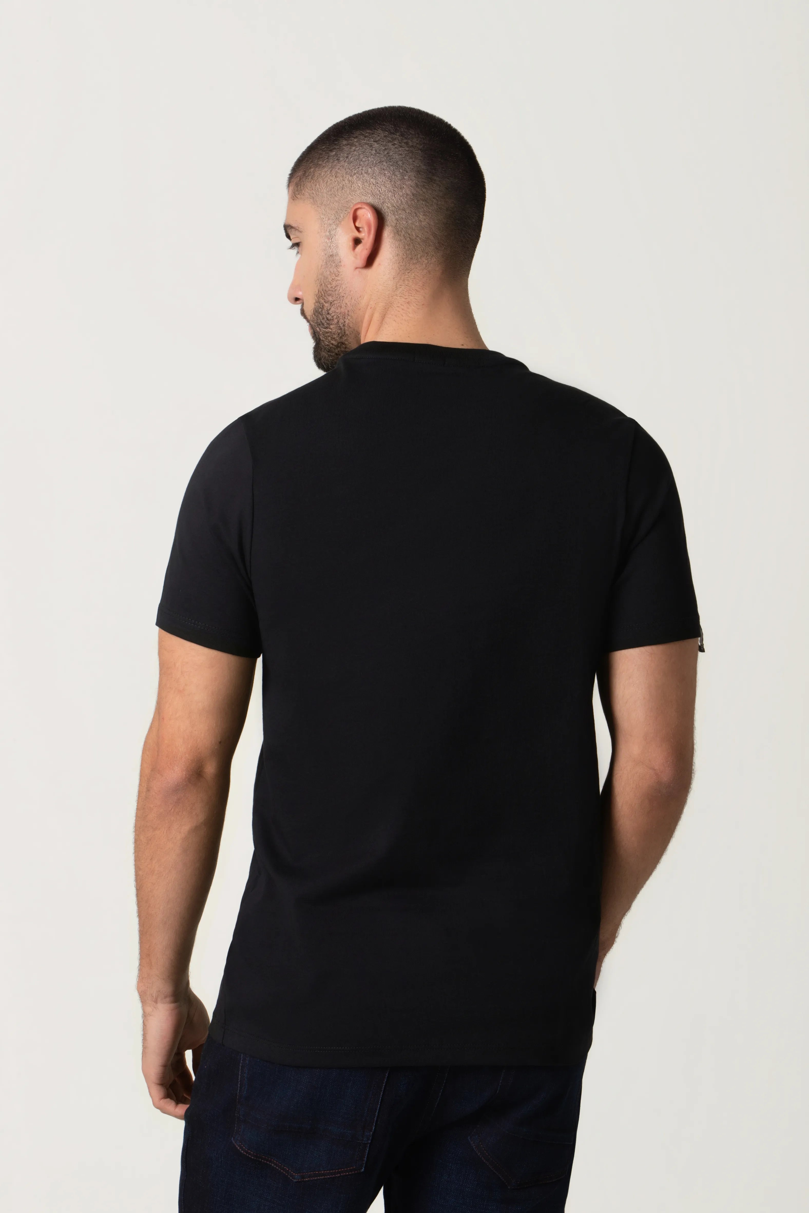 CAMISETA ESPECIAL ESTAMPADO LOCALIZADO COLOR NEGRO