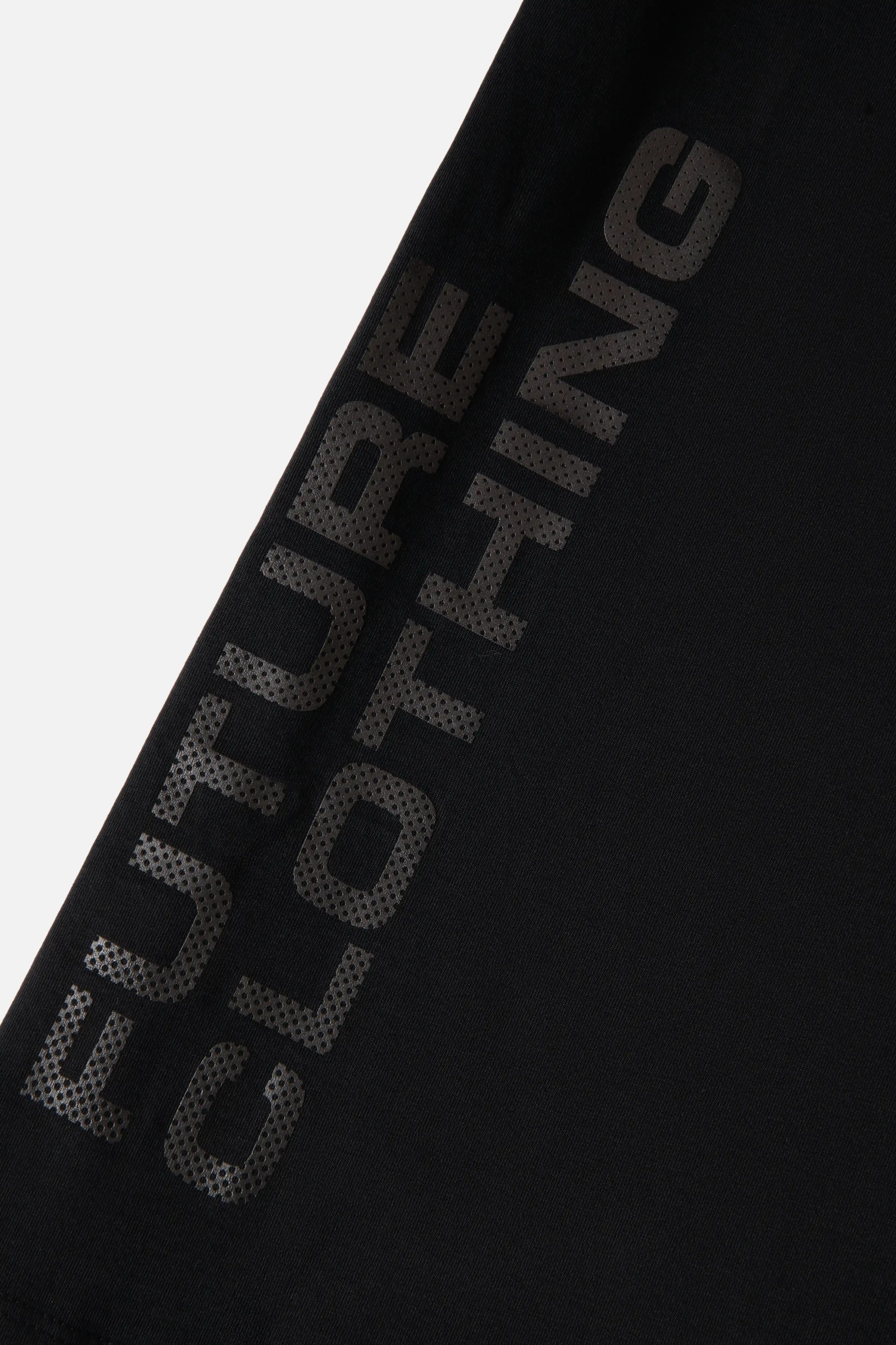 CAMISETA ESPECIAL ESTAMPADO LOCALIZADO COLOR NEGRO