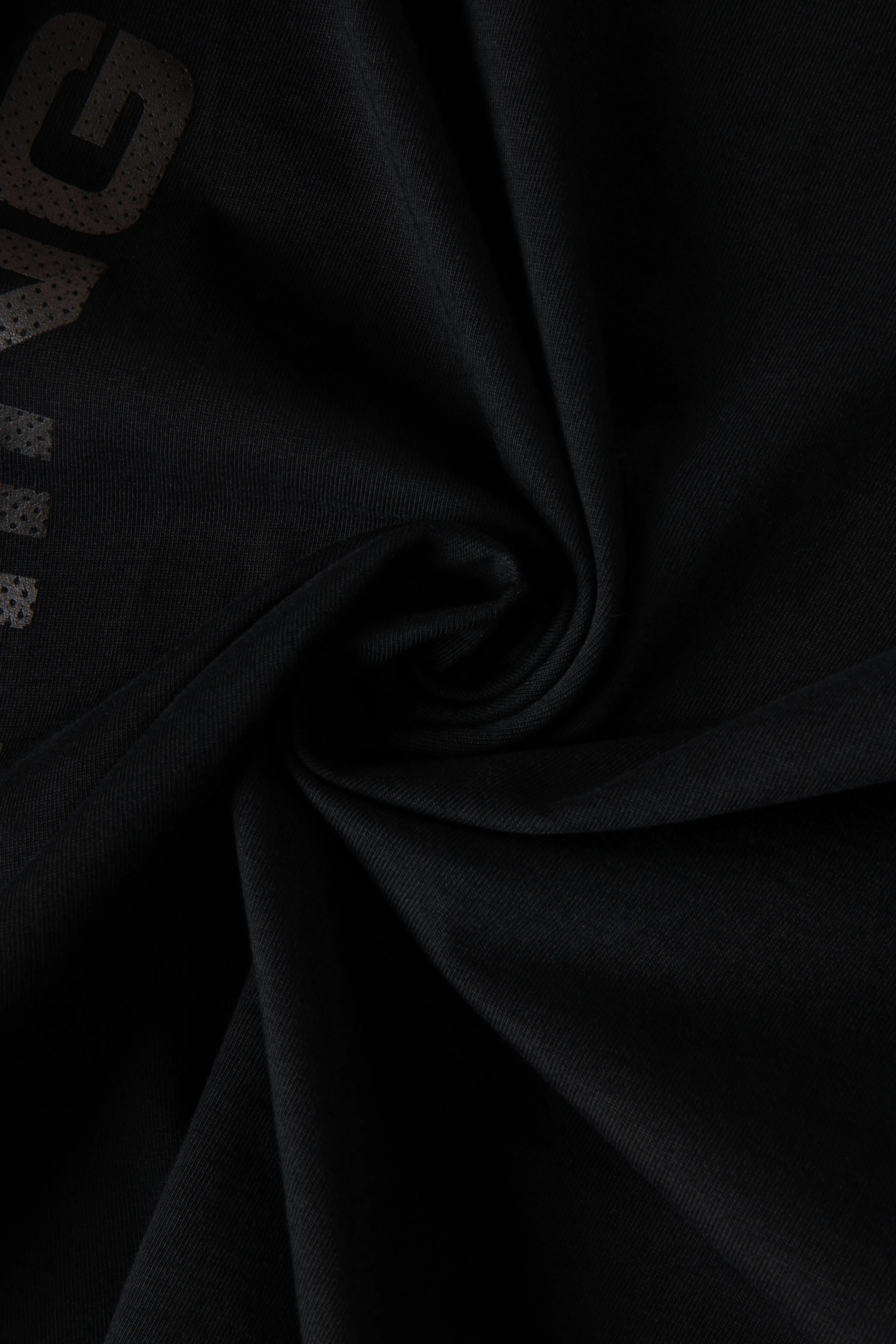 CAMISETA ESPECIAL ESTAMPADO LOCALIZADO COLOR NEGRO