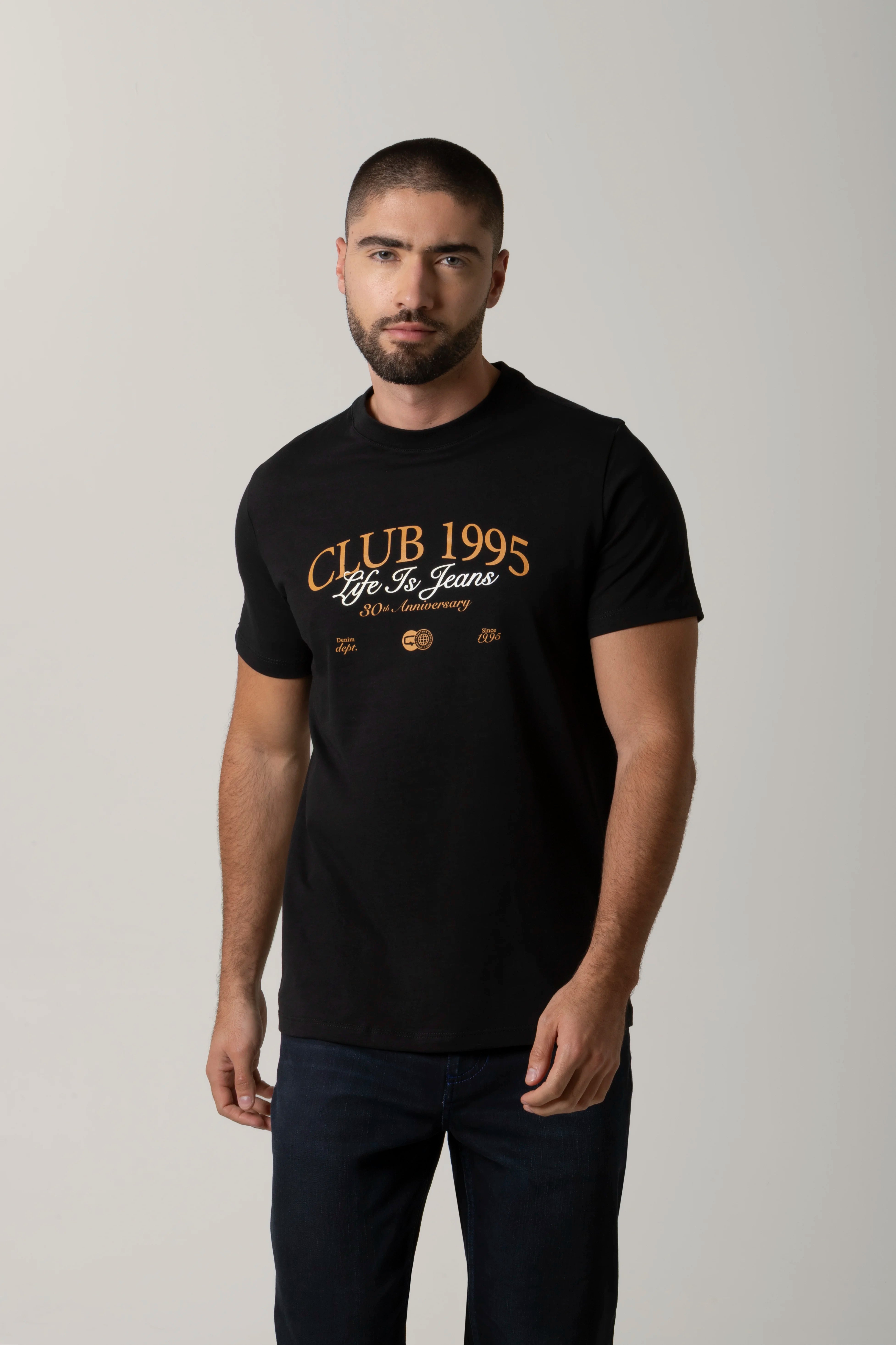 CAMISETA ESPECIAL ESTAMPADO LOCALIZADO COLOR NEGRO