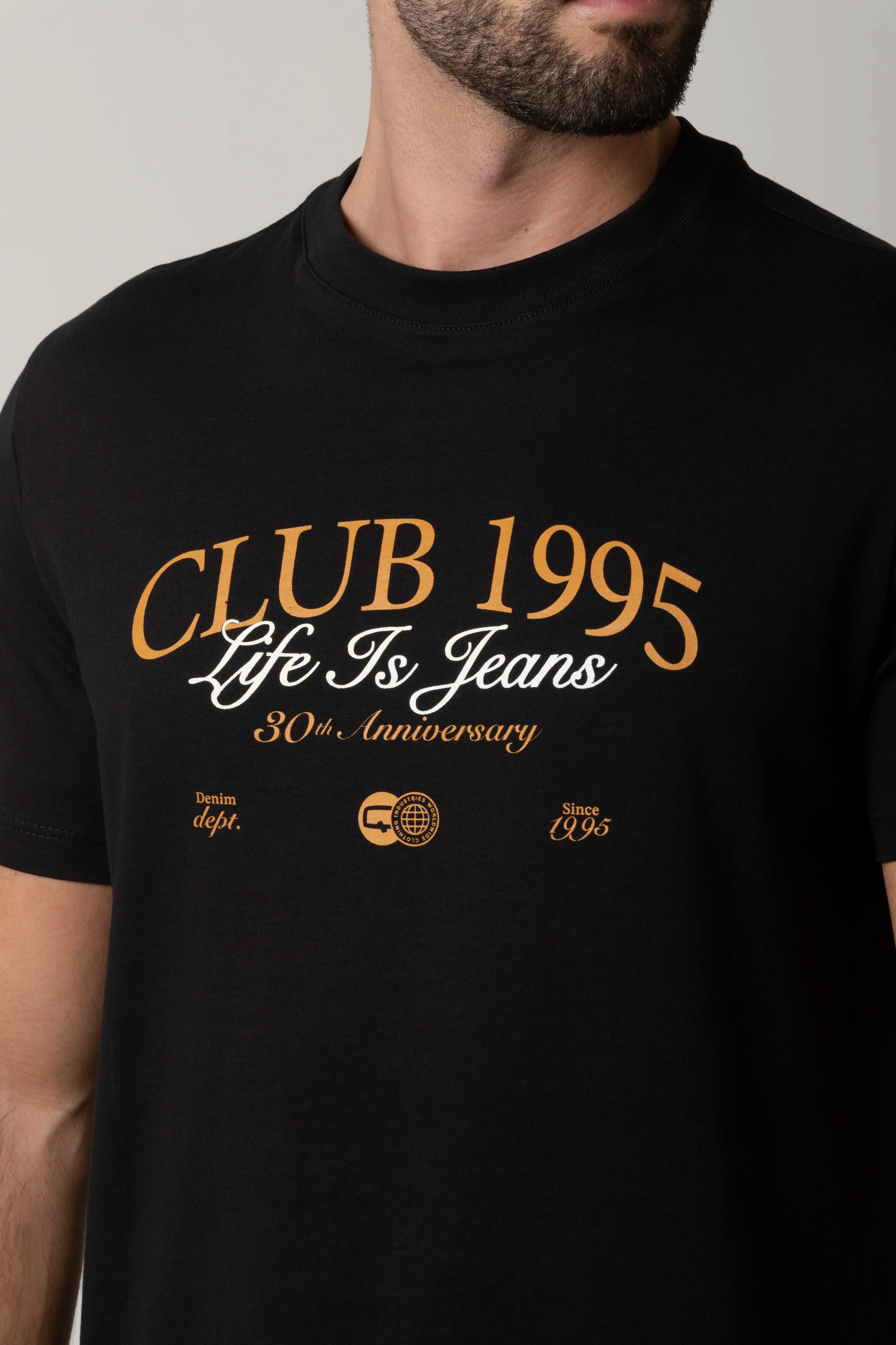 CAMISETA ESPECIAL ESTAMPADO LOCALIZADO COLOR NEGRO