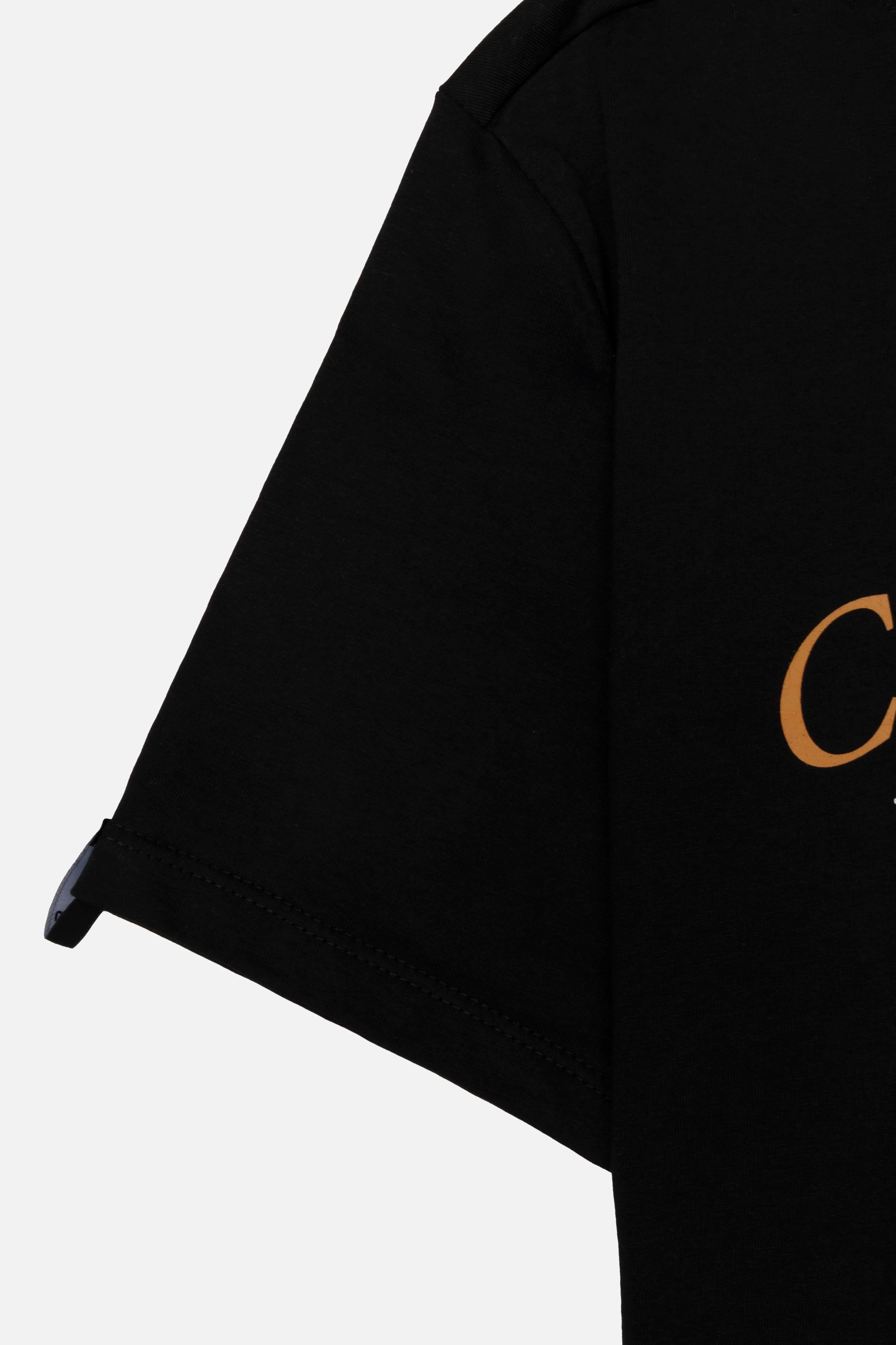 CAMISETA ESPECIAL ESTAMPADO LOCALIZADO COLOR NEGRO