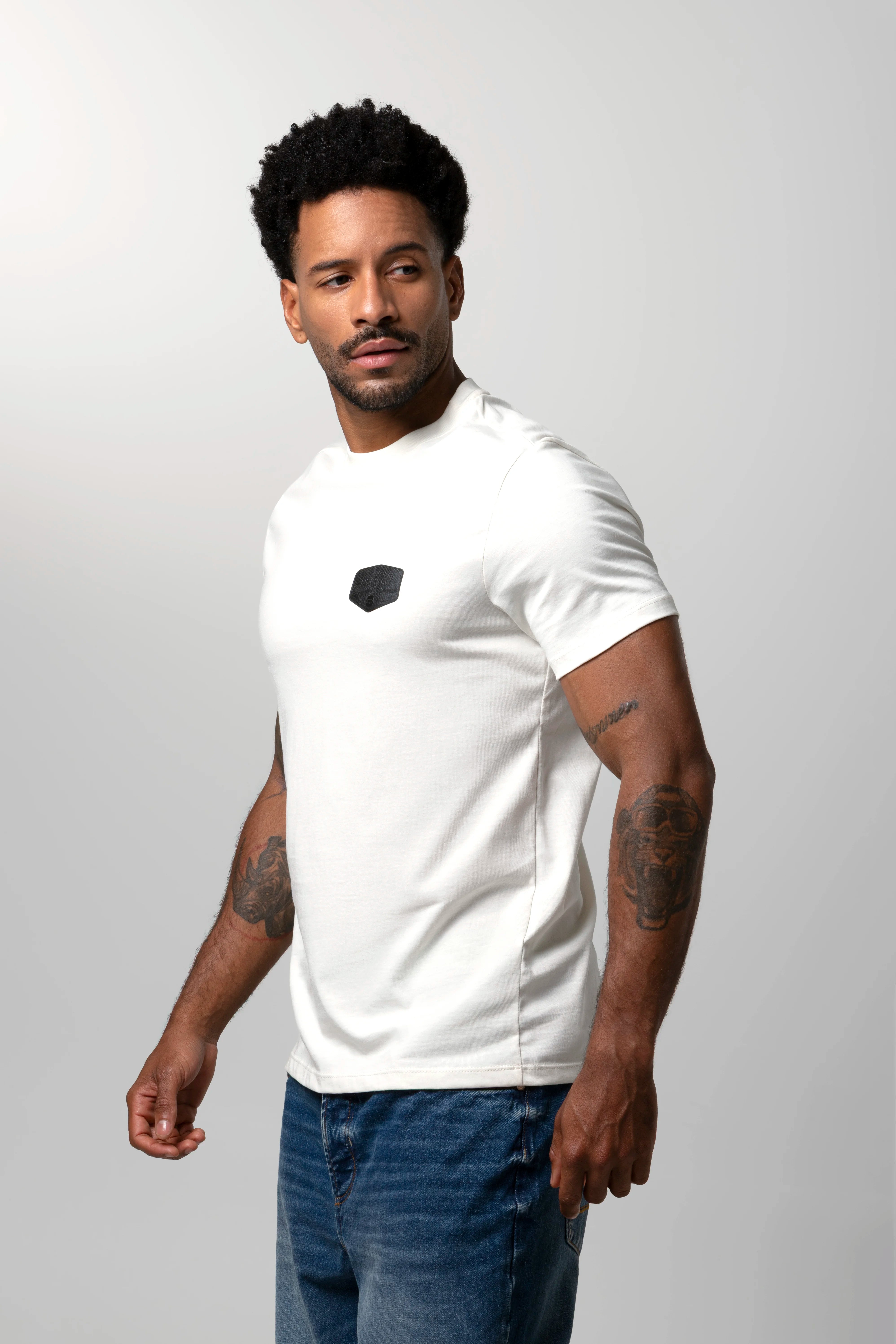 CAMISETA ESPECIAL ESTAMPADO LOCALIZADO COLOR IVORY